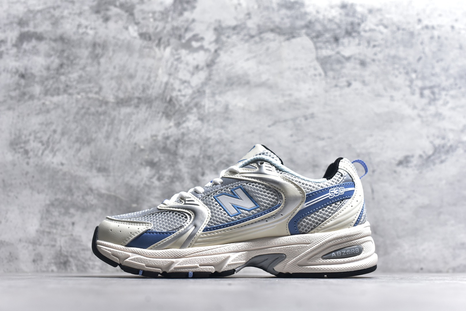 #新百伦 New Balance 530 复古跑鞋 小红书爆款 官网售罄这双鞋确实是NB家经典复古款式之一，以全新科技诠释，成功打造530鞋款，鞋面在保持530基本线条和片层结构的同时，采用更为简洁、流畅的设计语言官方 货号： MR530SNC 尺码：36-45-选品中心
