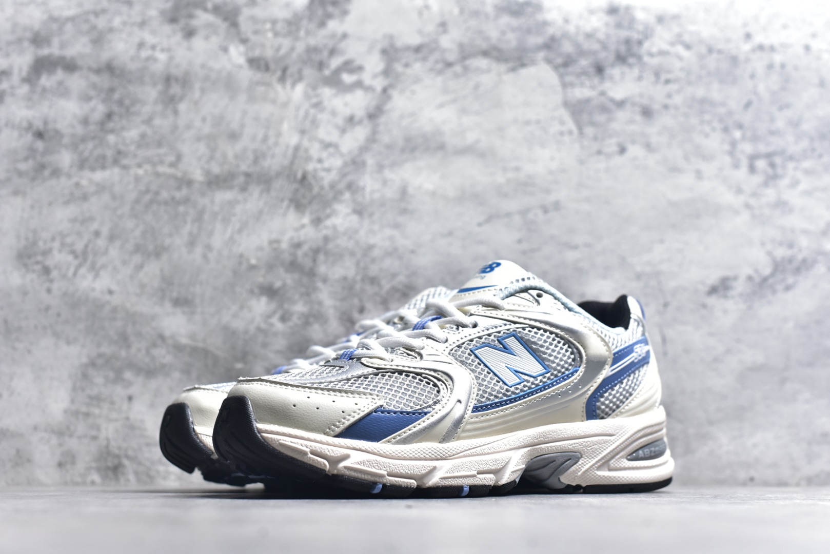 图片[2]-#新百伦 New Balance 530 复古跑鞋 小红书爆款 官网售罄这双鞋确实是NB家经典复古款式之一，以全新科技诠释，成功打造530鞋款，鞋面在保持530基本线条和片层结构的同时，采用更为简洁、流畅的设计语言官方 货号： MR530SNC 尺码：36-45-选品中心