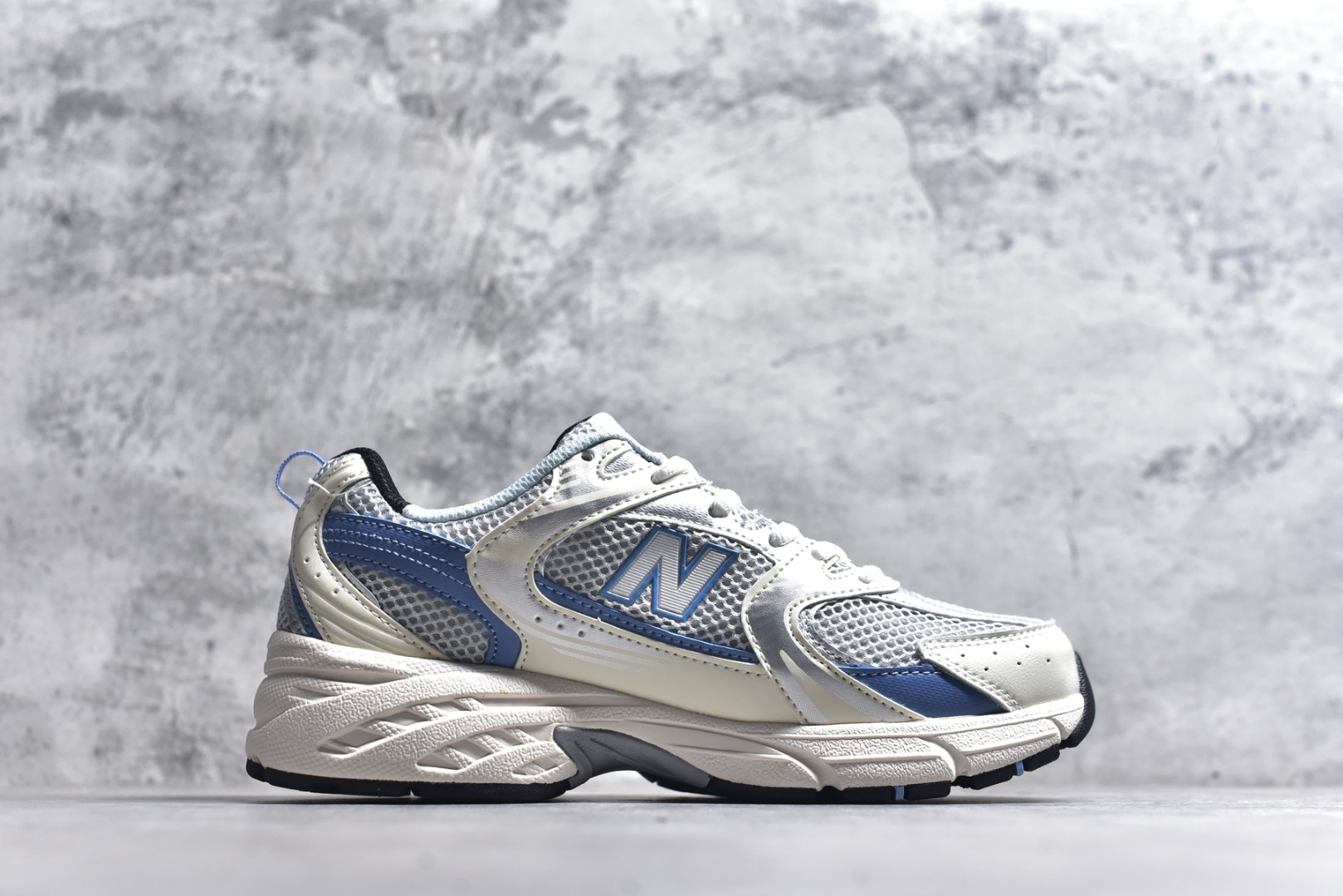 图片[3]-#新百伦 New Balance 530 复古跑鞋 小红书爆款 官网售罄这双鞋确实是NB家经典复古款式之一，以全新科技诠释，成功打造530鞋款，鞋面在保持530基本线条和片层结构的同时，采用更为简洁、流畅的设计语言官方 货号： MR530SNC 尺码：36-45-选品中心