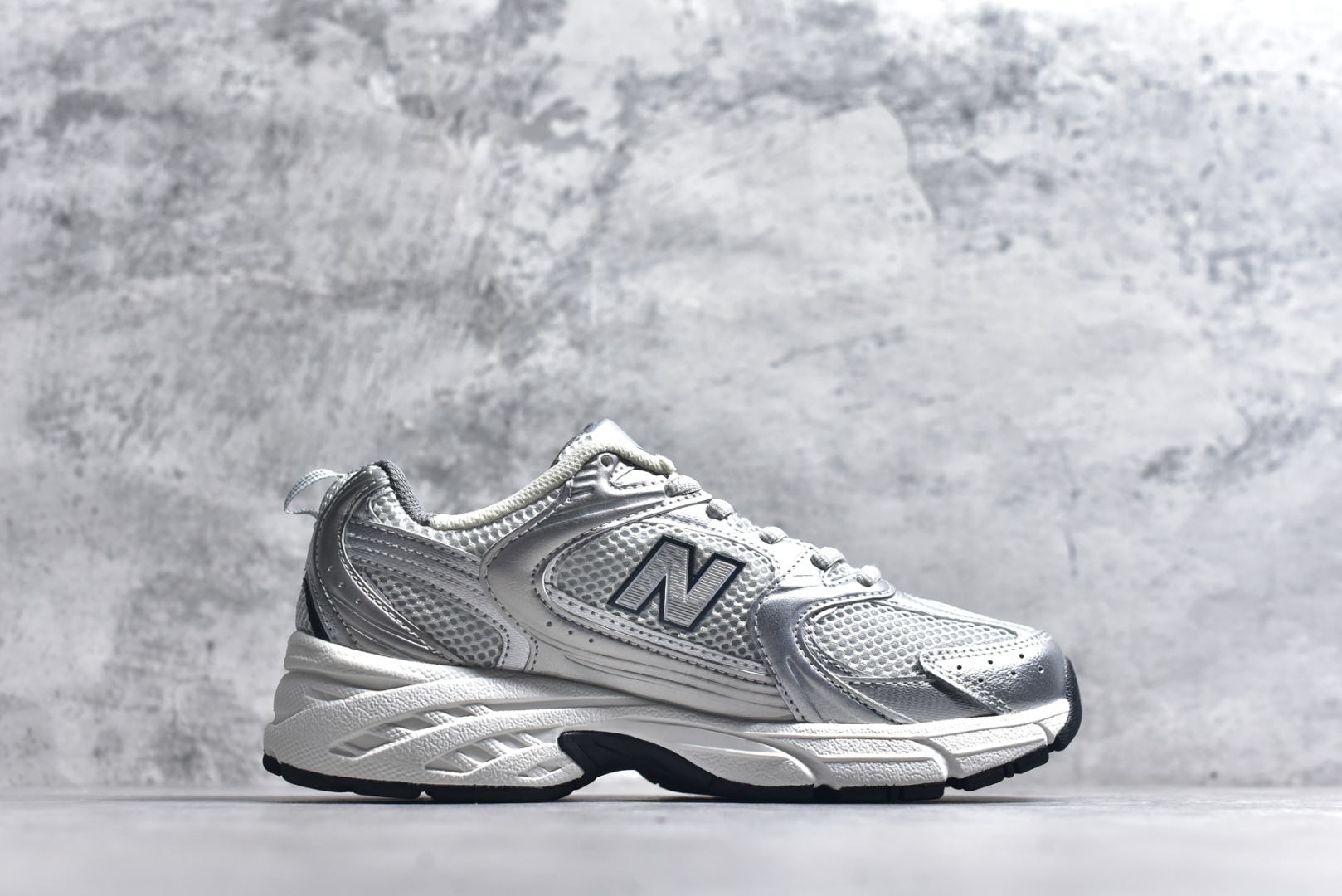 图片[3]-#新百伦 New Balance 530 复古跑鞋 小红书爆款 官网售罄这双鞋确实是NB家经典复古款式之一，以全新科技诠释，成功打造530鞋款，鞋面在保持530基本线条和片层结构的同时，采用更为简洁、流畅的设计语言官方 货号： MR530SNC 尺码：36-45-选品中心