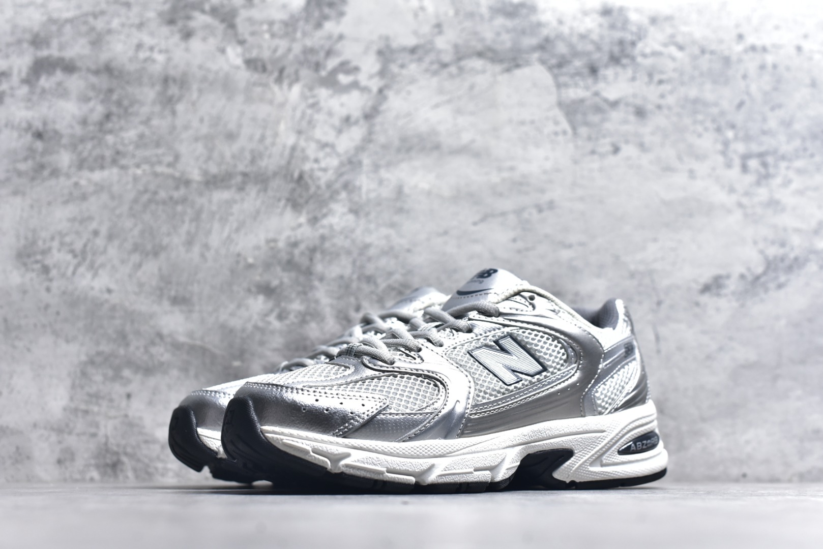 图片[2]-#新百伦 New Balance 530 复古跑鞋 小红书爆款 官网售罄这双鞋确实是NB家经典复古款式之一，以全新科技诠释，成功打造530鞋款，鞋面在保持530基本线条和片层结构的同时，采用更为简洁、流畅的设计语言官方 货号： MR530SNC 尺码：36-45-选品中心