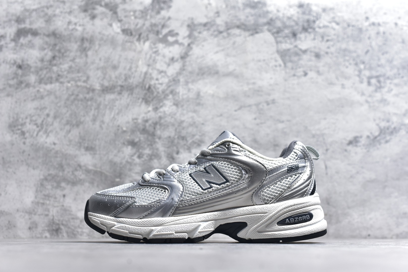 #新百伦 New Balance 530 复古跑鞋 小红书爆款 官网售罄这双鞋确实是NB家经典复古款式之一，以全新科技诠释，成功打造530鞋款，鞋面在保持530基本线条和片层结构的同时，采用更为简洁、流畅的设计语言官方 货号： MR530SNC 尺码：36-45-选品中心