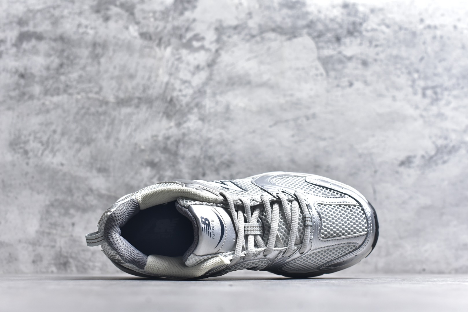 图片[4]-#新百伦 New Balance 530 复古跑鞋 小红书爆款 官网售罄这双鞋确实是NB家经典复古款式之一，以全新科技诠释，成功打造530鞋款，鞋面在保持530基本线条和片层结构的同时，采用更为简洁、流畅的设计语言官方 货号： MR530SNC 尺码：36-45-选品中心