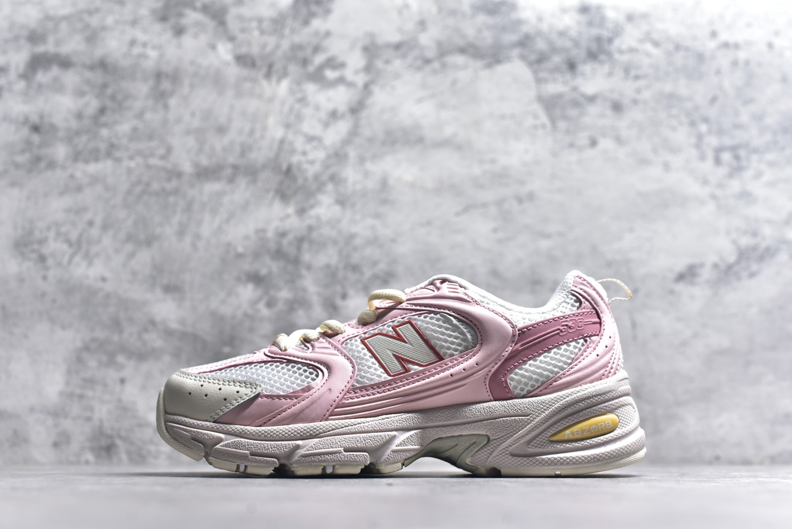 #新百伦 New Balance 530 复古跑鞋 小红书爆款 官网售罄这双鞋确实是NB家经典复古款式之一，以全新科技诠释，成功打造530鞋款，鞋面在保持530基本线条和片层结构的同时，采用更为简洁、流畅的设计语言官方 货号： MR530SNC 尺码：36-45-选品中心