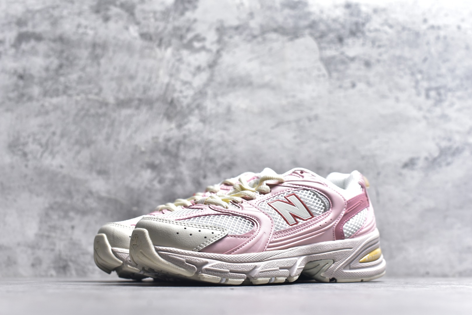 图片[2]-#新百伦 New Balance 530 复古跑鞋 小红书爆款 官网售罄这双鞋确实是NB家经典复古款式之一，以全新科技诠释，成功打造530鞋款，鞋面在保持530基本线条和片层结构的同时，采用更为简洁、流畅的设计语言官方 货号： MR530SNC 尺码：36-45-选品中心