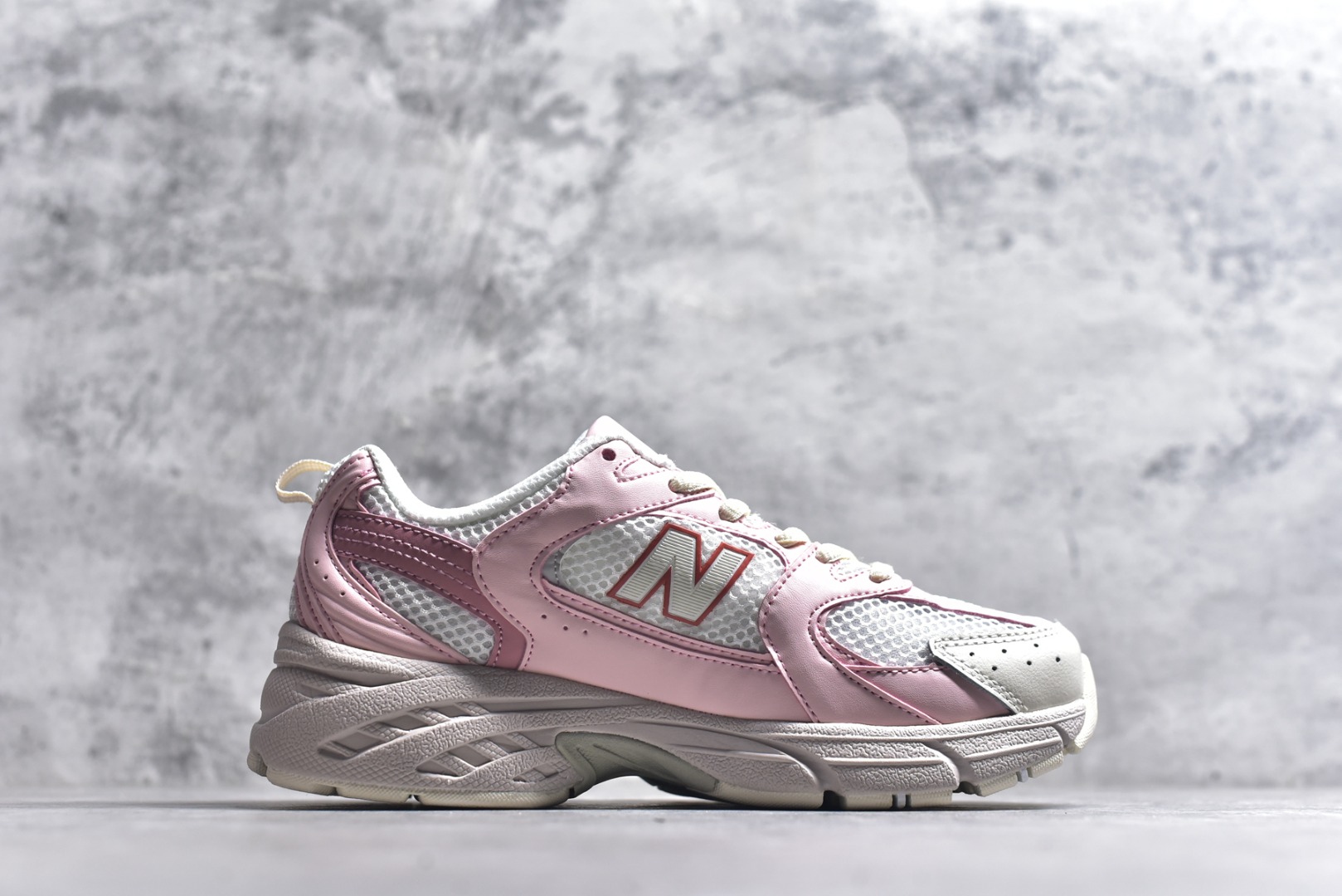 图片[3]-#新百伦 New Balance 530 复古跑鞋 小红书爆款 官网售罄这双鞋确实是NB家经典复古款式之一，以全新科技诠释，成功打造530鞋款，鞋面在保持530基本线条和片层结构的同时，采用更为简洁、流畅的设计语言官方 货号： MR530SNC 尺码：36-45-选品中心