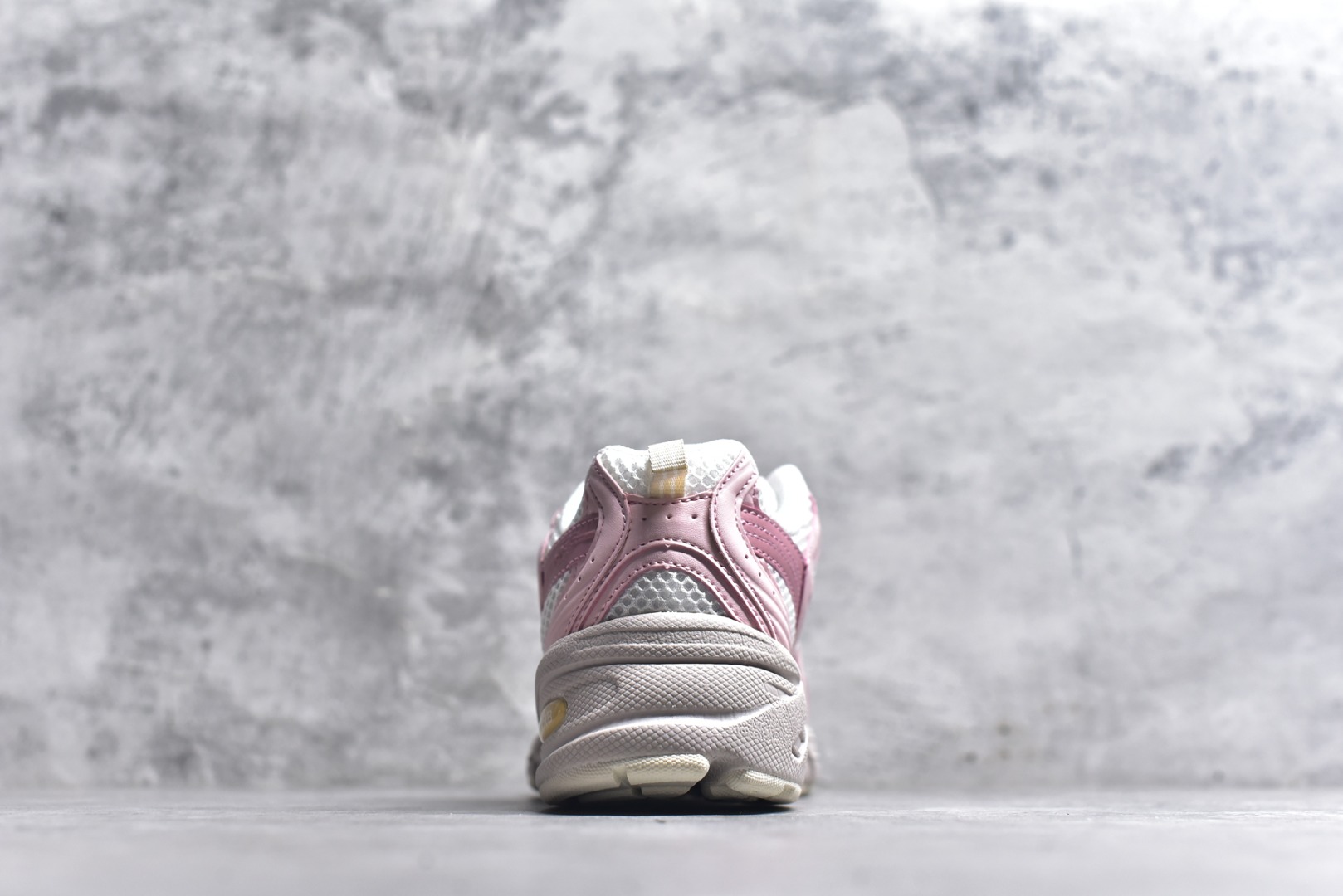 图片[5]-#新百伦 New Balance 530 复古跑鞋 小红书爆款 官网售罄这双鞋确实是NB家经典复古款式之一，以全新科技诠释，成功打造530鞋款，鞋面在保持530基本线条和片层结构的同时，采用更为简洁、流畅的设计语言官方 货号： MR530SNC 尺码：36-45-选品中心