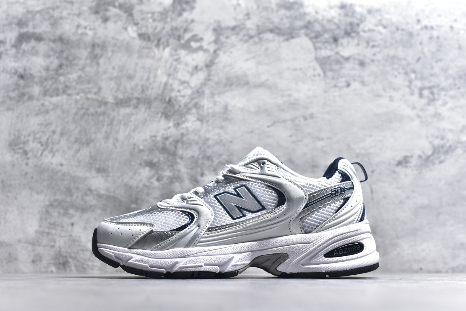 #新百伦 New Balance 530 复古跑鞋 小红书爆款 官网售罄这双鞋确实是NB家经典复古款式之一，以全新科技诠释，成功打造530鞋款，鞋面在保持530基本线条和片层结构的同时，采用更为简洁、流畅的设计语言官方 货号： MR530SNC 尺码：36-45-选品中心