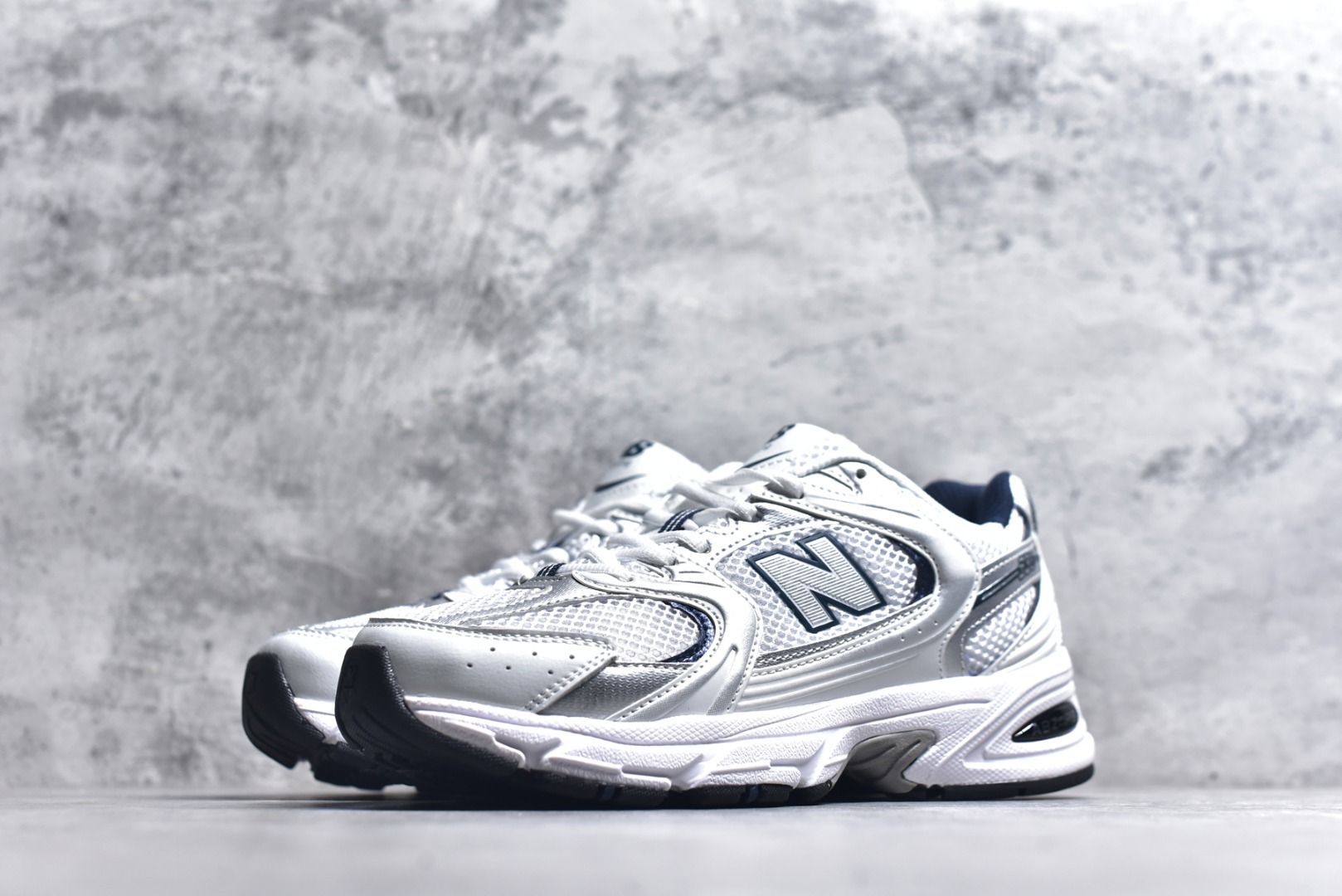 图片[2]-#新百伦 New Balance 530 复古跑鞋 小红书爆款 官网售罄这双鞋确实是NB家经典复古款式之一，以全新科技诠释，成功打造530鞋款，鞋面在保持530基本线条和片层结构的同时，采用更为简洁、流畅的设计语言官方 货号： MR530SNC 尺码：36-45-选品中心