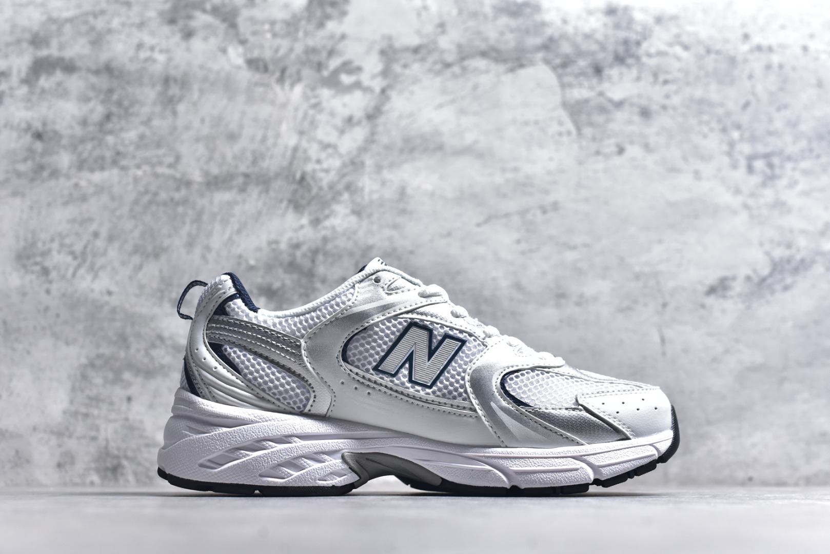 图片[3]-#新百伦 New Balance 530 复古跑鞋 小红书爆款 官网售罄这双鞋确实是NB家经典复古款式之一，以全新科技诠释，成功打造530鞋款，鞋面在保持530基本线条和片层结构的同时，采用更为简洁、流畅的设计语言官方 货号： MR530SNC 尺码：36-45-选品中心