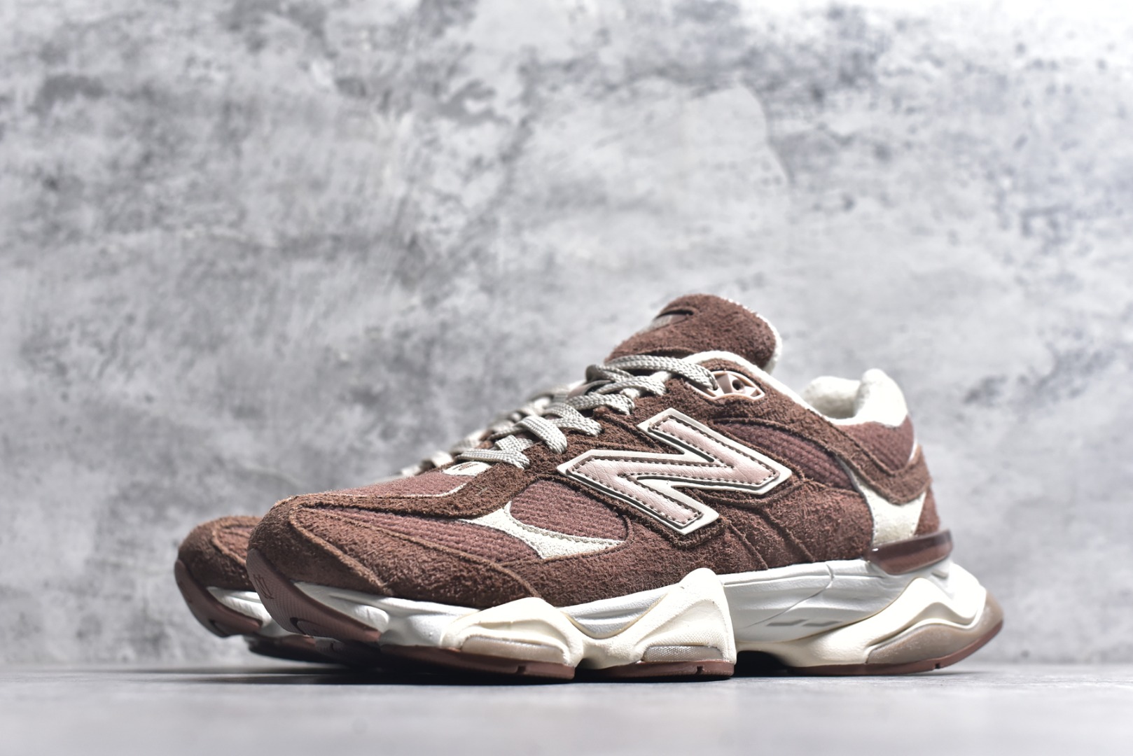 图片[2]-#New Balance 9060 \”Rich Oak\”（货号 U9060CCC） 这是一双复古未来主义风格的休闲慢跑鞋，棕褐色大地色调沉稳高级，是 NB 9060 系列的热门配色。 融合 99X 系列经典元素与 Y2K 未来主义美学，波浪形厚底 + 摇摆式侧条，视觉冲击力强。 鞋面采用网眼 + 麂皮拼接，透气且质感丰富；搭载 ABZORB+SBS 双密度中底，缓震舒适。 尺码 36-46.5-选品中心