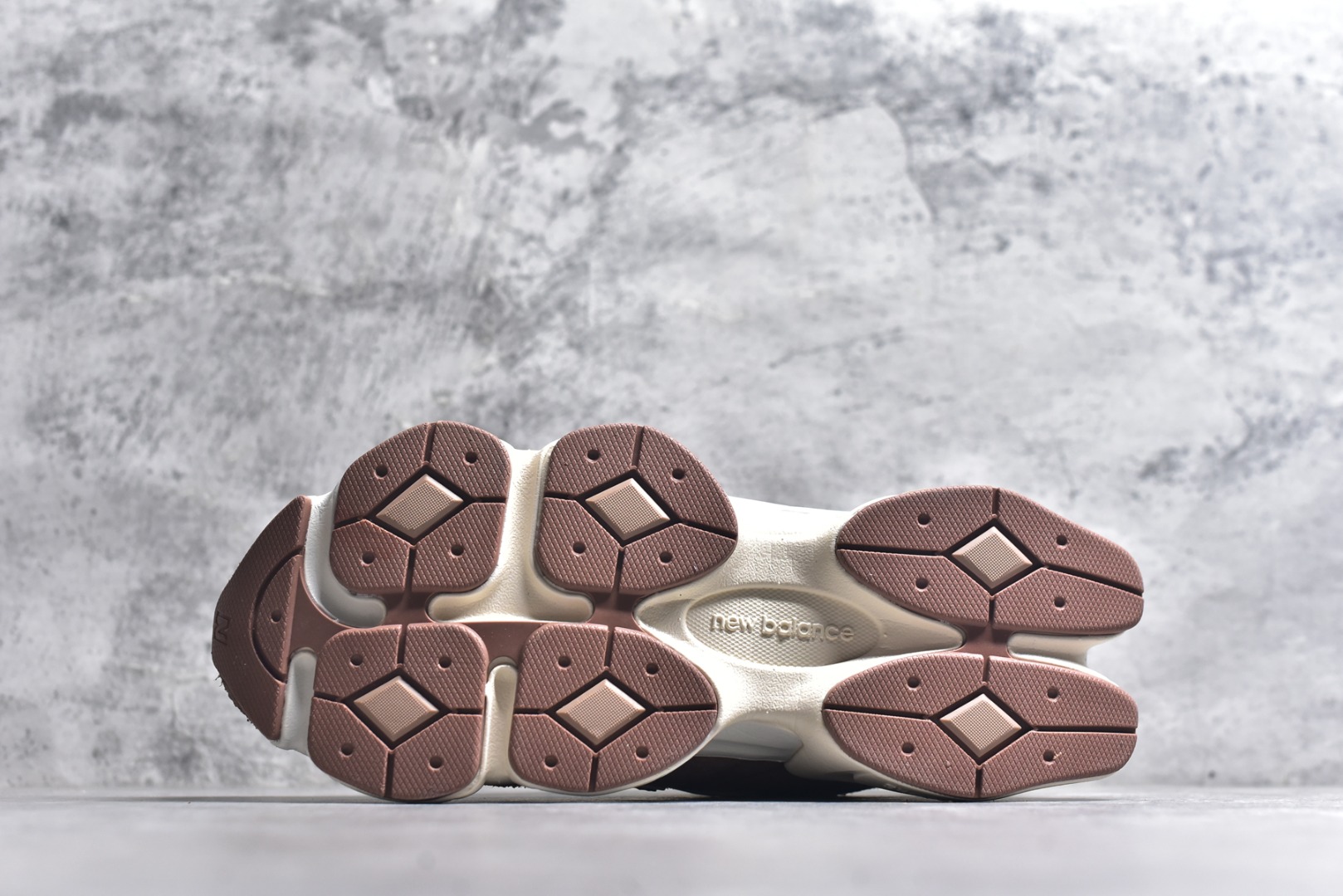 图片[6]-#New Balance 9060 \”Rich Oak\”（货号 U9060CCC） 这是一双复古未来主义风格的休闲慢跑鞋，棕褐色大地色调沉稳高级，是 NB 9060 系列的热门配色。 融合 99X 系列经典元素与 Y2K 未来主义美学，波浪形厚底 + 摇摆式侧条，视觉冲击力强。 鞋面采用网眼 + 麂皮拼接，透气且质感丰富；搭载 ABZORB+SBS 双密度中底，缓震舒适。 尺码 36-46.5-选品中心