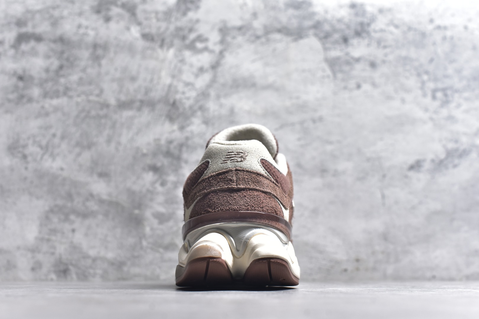 图片[5]-#New Balance 9060 \”Rich Oak\”（货号 U9060CCC） 这是一双复古未来主义风格的休闲慢跑鞋，棕褐色大地色调沉稳高级，是 NB 9060 系列的热门配色。 融合 99X 系列经典元素与 Y2K 未来主义美学，波浪形厚底 + 摇摆式侧条，视觉冲击力强。 鞋面采用网眼 + 麂皮拼接，透气且质感丰富；搭载 ABZORB+SBS 双密度中底，缓震舒适。 尺码 36-46.5-选品中心