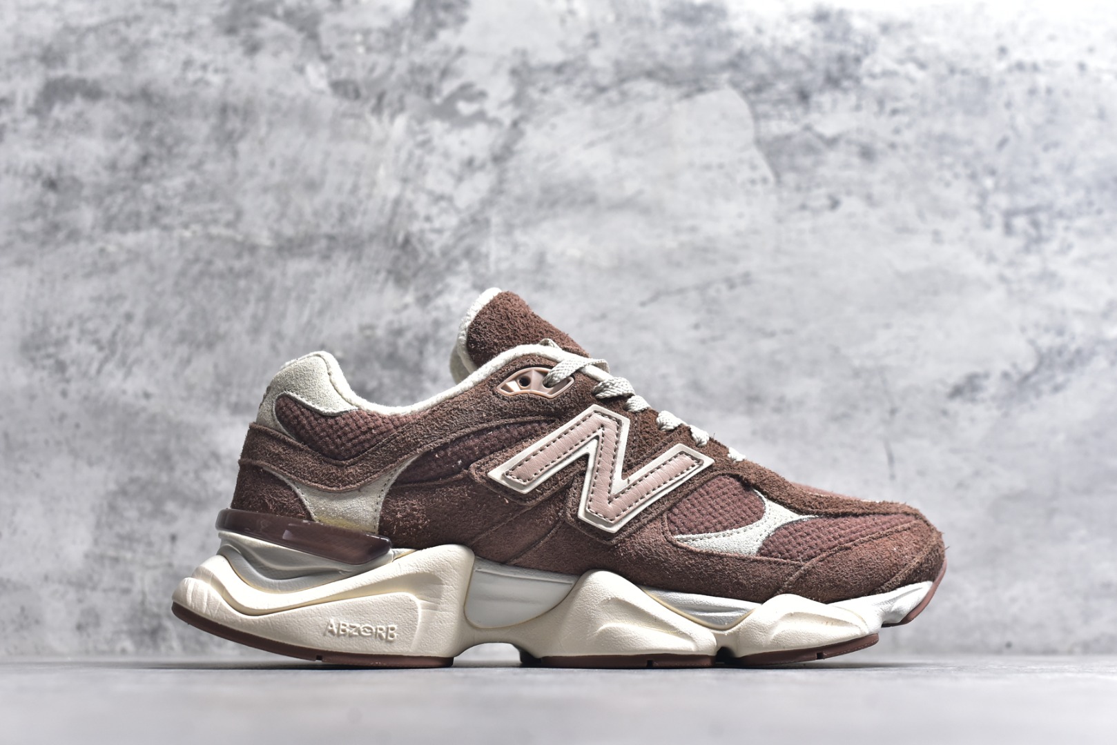 图片[3]-#New Balance 9060 \”Rich Oak\”（货号 U9060CCC） 这是一双复古未来主义风格的休闲慢跑鞋，棕褐色大地色调沉稳高级，是 NB 9060 系列的热门配色。 融合 99X 系列经典元素与 Y2K 未来主义美学，波浪形厚底 + 摇摆式侧条，视觉冲击力强。 鞋面采用网眼 + 麂皮拼接，透气且质感丰富；搭载 ABZORB+SBS 双密度中底，缓震舒适。 尺码 36-46.5-选品中心