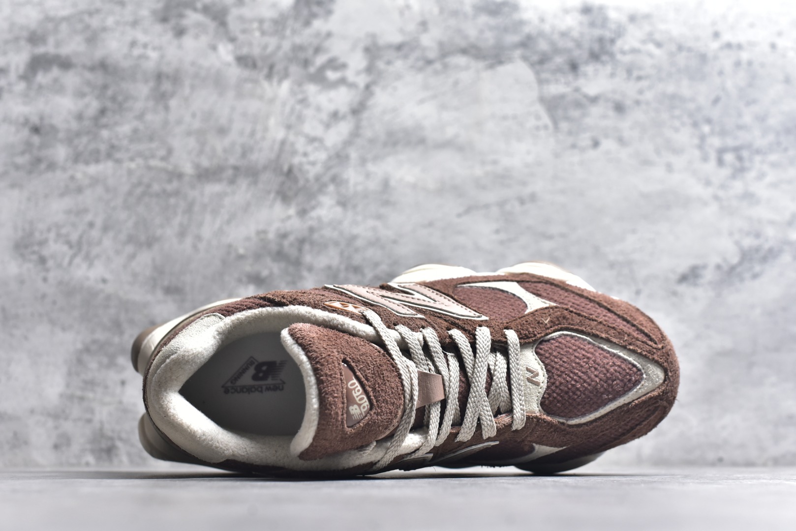 图片[4]-#New Balance 9060 \”Rich Oak\”（货号 U9060CCC） 这是一双复古未来主义风格的休闲慢跑鞋，棕褐色大地色调沉稳高级，是 NB 9060 系列的热门配色。 融合 99X 系列经典元素与 Y2K 未来主义美学，波浪形厚底 + 摇摆式侧条，视觉冲击力强。 鞋面采用网眼 + 麂皮拼接，透气且质感丰富；搭载 ABZORB+SBS 双密度中底，缓震舒适。 尺码 36-46.5-选品中心