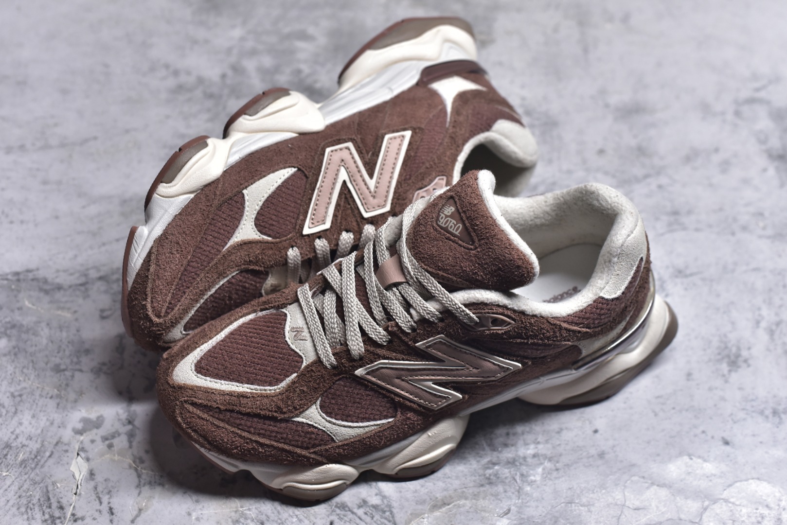 图片[7]-#New Balance 9060 \”Rich Oak\”（货号 U9060CCC） 这是一双复古未来主义风格的休闲慢跑鞋，棕褐色大地色调沉稳高级，是 NB 9060 系列的热门配色。 融合 99X 系列经典元素与 Y2K 未来主义美学，波浪形厚底 + 摇摆式侧条，视觉冲击力强。 鞋面采用网眼 + 麂皮拼接，透气且质感丰富；搭载 ABZORB+SBS 双密度中底，缓震舒适。 尺码 36-46.5-选品中心