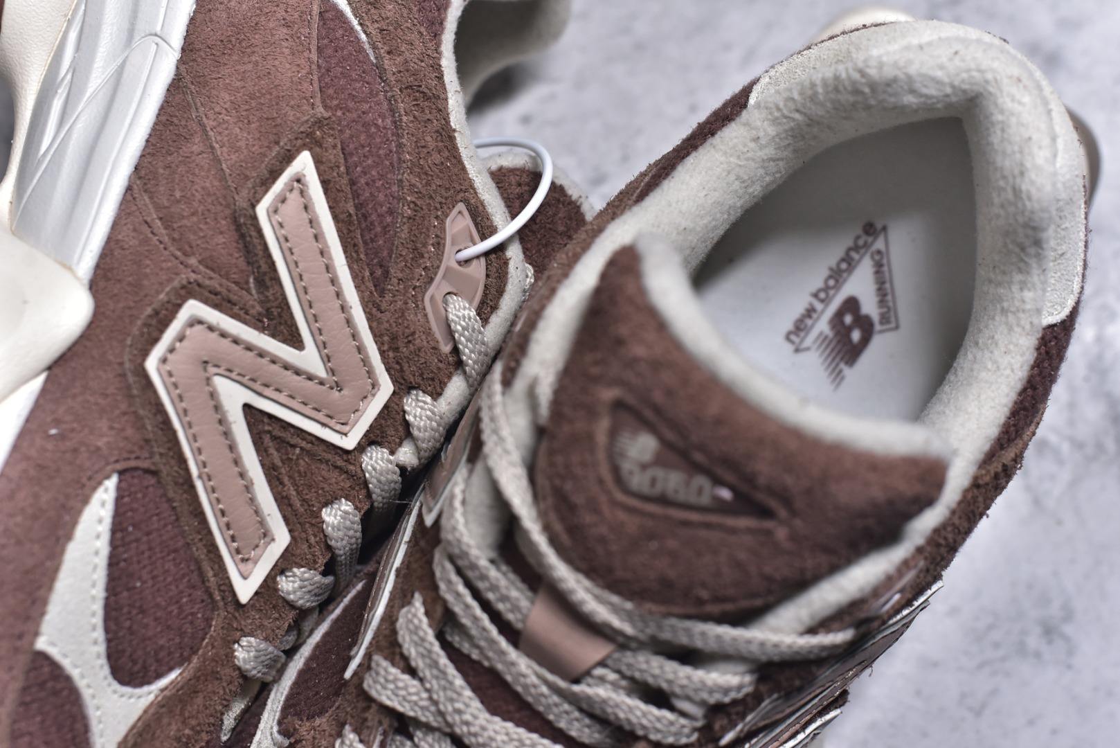 图片[9]-#New Balance 9060 \”Rich Oak\”（货号 U9060CCC） 这是一双复古未来主义风格的休闲慢跑鞋，棕褐色大地色调沉稳高级，是 NB 9060 系列的热门配色。 融合 99X 系列经典元素与 Y2K 未来主义美学，波浪形厚底 + 摇摆式侧条，视觉冲击力强。 鞋面采用网眼 + 麂皮拼接，透气且质感丰富；搭载 ABZORB+SBS 双密度中底，缓震舒适。 尺码 36-46.5-选品中心