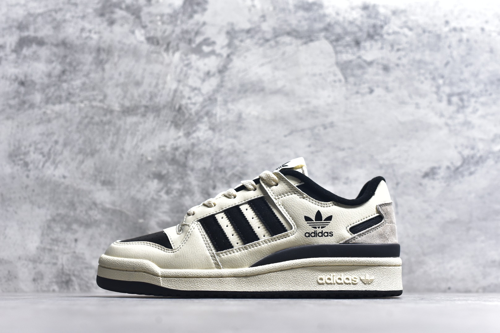 #C版纯原 AD Forum 84 Low OG 低帮百搭潮流休闲运动板鞋 ID0989 以复古篮球鞋的外形为基础 采用皮革拼接 简约百搭 更加贴合舒适 中底内侧网格造型起到点睛之笔 外底橡胶 更显复古 尺码：36 36.5 37.5 38 38.5 39 40 40.5 41 42 42.5 43 44 44.5 45-选品中心