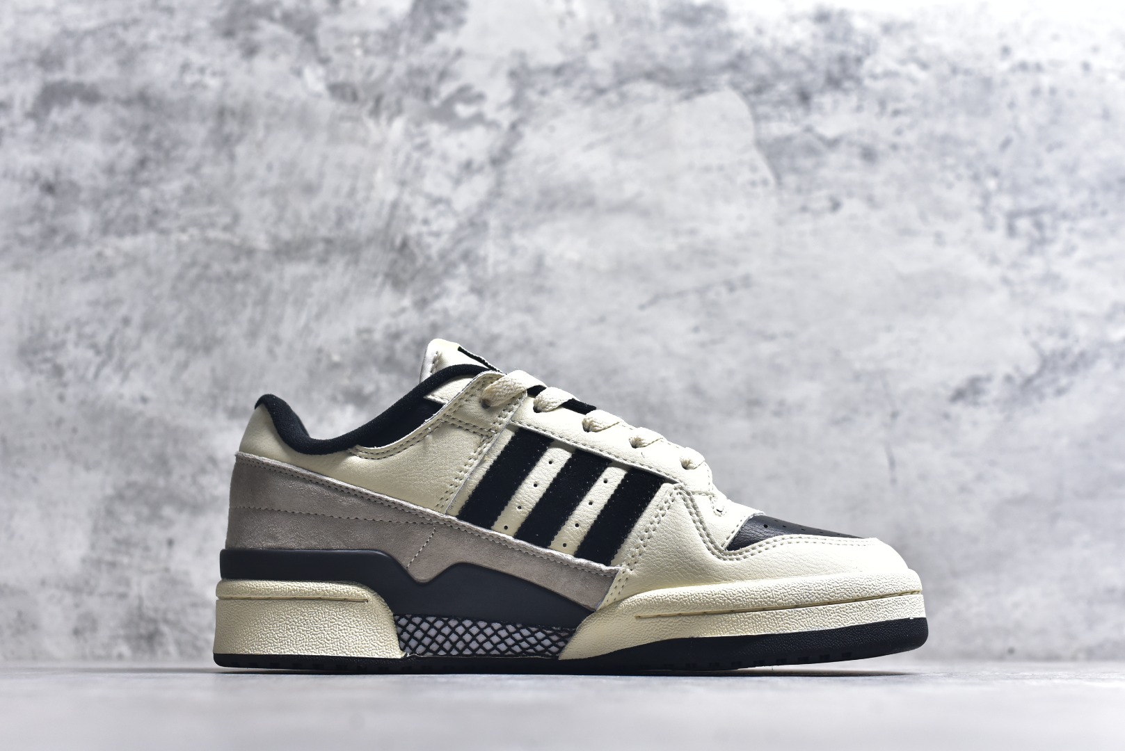 图片[3]-#C版纯原 AD Forum 84 Low OG 低帮百搭潮流休闲运动板鞋 ID0989 以复古篮球鞋的外形为基础 采用皮革拼接 简约百搭 更加贴合舒适 中底内侧网格造型起到点睛之笔 外底橡胶 更显复古 尺码：36 36.5 37.5 38 38.5 39 40 40.5 41 42 42.5 43 44 44.5 45-选品中心