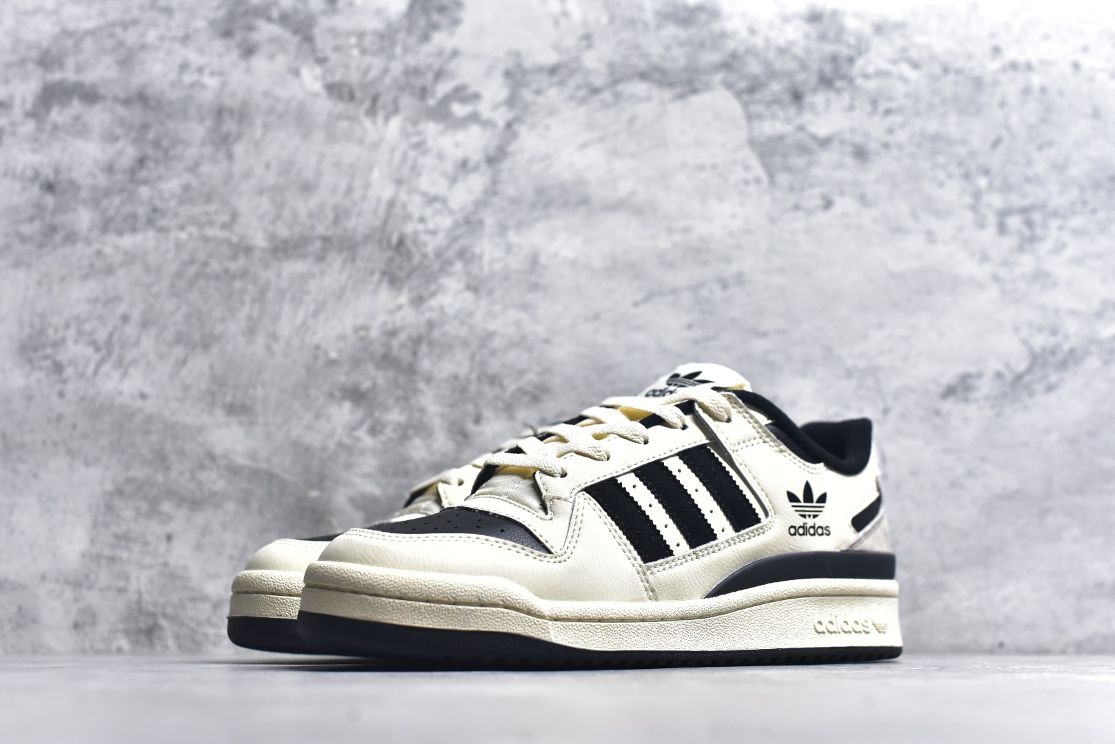 图片[2]-#C版纯原 AD Forum 84 Low OG 低帮百搭潮流休闲运动板鞋 ID0989 以复古篮球鞋的外形为基础 采用皮革拼接 简约百搭 更加贴合舒适 中底内侧网格造型起到点睛之笔 外底橡胶 更显复古 尺码：36 36.5 37.5 38 38.5 39 40 40.5 41 42 42.5 43 44 44.5 45-选品中心