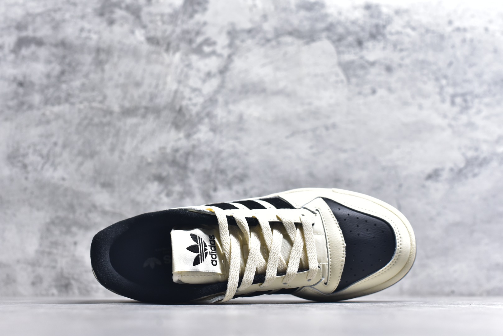 图片[4]-#C版纯原 AD Forum 84 Low OG 低帮百搭潮流休闲运动板鞋 ID0989 以复古篮球鞋的外形为基础 采用皮革拼接 简约百搭 更加贴合舒适 中底内侧网格造型起到点睛之笔 外底橡胶 更显复古 尺码：36 36.5 37.5 38 38.5 39 40 40.5 41 42 42.5 43 44 44.5 45-选品中心