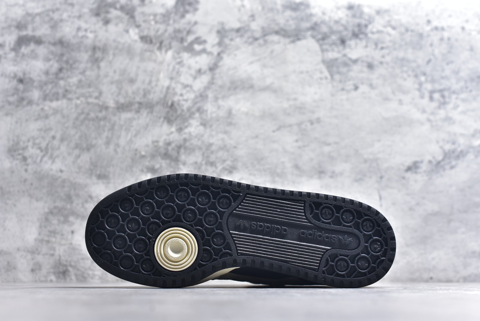 图片[6]-#C版纯原 AD Forum 84 Low OG 低帮百搭潮流休闲运动板鞋 ID0989 以复古篮球鞋的外形为基础 采用皮革拼接 简约百搭 更加贴合舒适 中底内侧网格造型起到点睛之笔 外底橡胶 更显复古 尺码：36 36.5 37.5 38 38.5 39 40 40.5 41 42 42.5 43 44 44.5 45-选品中心