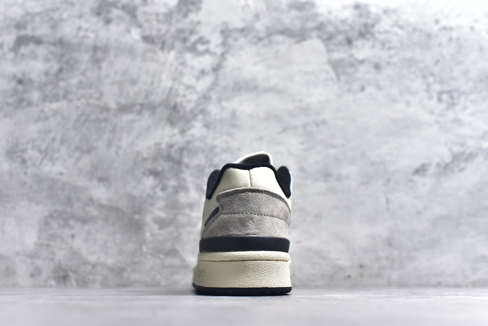 图片[5]-#C版纯原 AD Forum 84 Low OG 低帮百搭潮流休闲运动板鞋 ID0989 以复古篮球鞋的外形为基础 采用皮革拼接 简约百搭 更加贴合舒适 中底内侧网格造型起到点睛之笔 外底橡胶 更显复古 尺码：36 36.5 37.5 38 38.5 39 40 40.5 41 42 42.5 43 44 44.5 45-选品中心