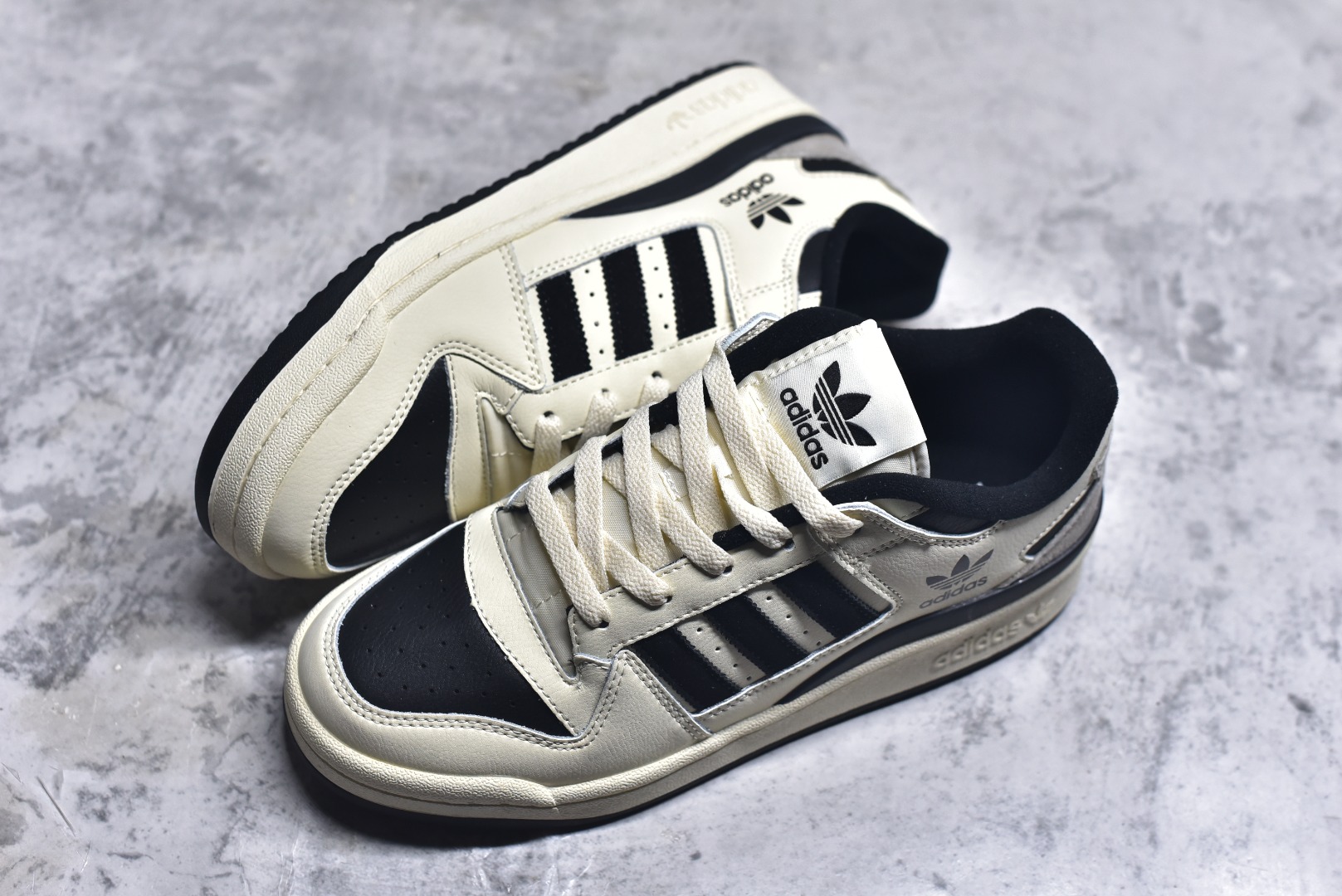 图片[7]-#C版纯原 AD Forum 84 Low OG 低帮百搭潮流休闲运动板鞋 ID0989 以复古篮球鞋的外形为基础 采用皮革拼接 简约百搭 更加贴合舒适 中底内侧网格造型起到点睛之笔 外底橡胶 更显复古 尺码：36 36.5 37.5 38 38.5 39 40 40.5 41 42 42.5 43 44 44.5 45-选品中心