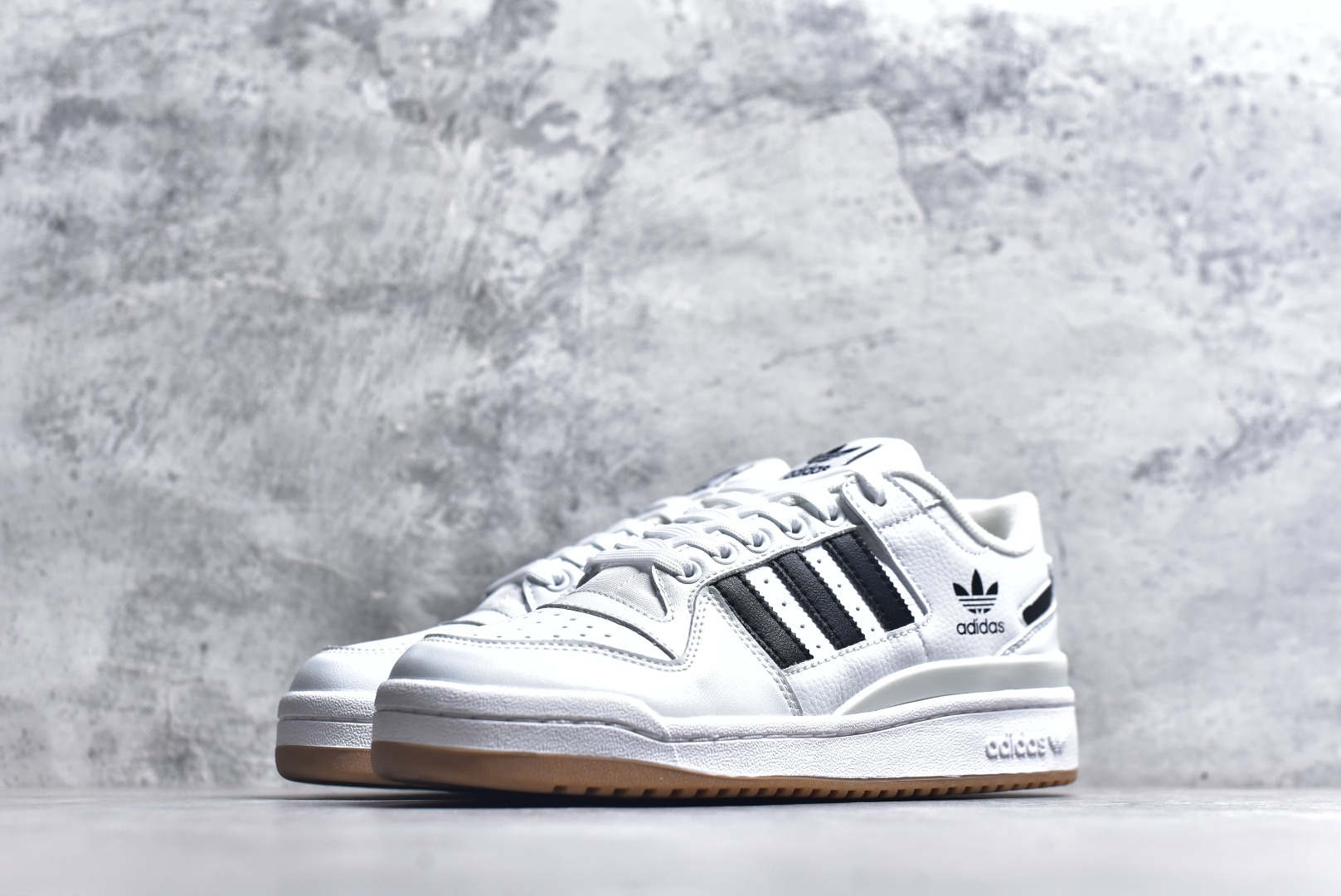 图片[2]-#C版纯原 AD Forum 84 Low OG 低帮百搭潮流休闲运动板鞋 ID0989 以复古篮球鞋的外形为基础 采用皮革拼接 简约百搭 更加贴合舒适 中底内侧网格造型起到点睛之笔 外底橡胶 更显复古 尺码：36 36.5 37.5 38 38.5 39 40 40.5 41 42 42.5 43 44 44.5 45-选品中心