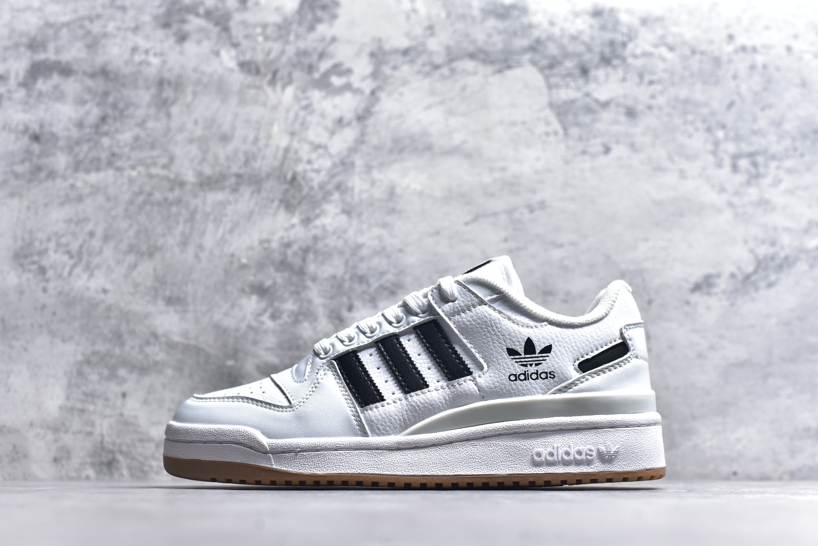 #C版纯原 AD Forum 84 Low OG 低帮百搭潮流休闲运动板鞋 ID0989 以复古篮球鞋的外形为基础 采用皮革拼接 简约百搭 更加贴合舒适 中底内侧网格造型起到点睛之笔 外底橡胶 更显复古 尺码：36 36.5 37.5 38 38.5 39 40 40.5 41 42 42.5 43 44 44.5 45-选品中心