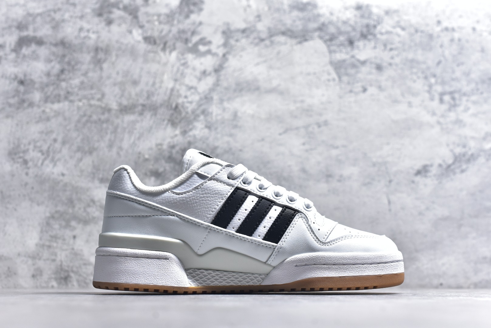 图片[3]-#C版纯原 AD Forum 84 Low OG 低帮百搭潮流休闲运动板鞋 ID0989 以复古篮球鞋的外形为基础 采用皮革拼接 简约百搭 更加贴合舒适 中底内侧网格造型起到点睛之笔 外底橡胶 更显复古 尺码：36 36.5 37.5 38 38.5 39 40 40.5 41 42 42.5 43 44 44.5 45-选品中心