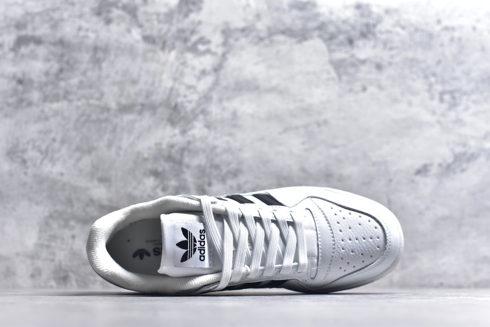 图片[4]-#C版纯原 AD Forum 84 Low OG 低帮百搭潮流休闲运动板鞋 ID0989 以复古篮球鞋的外形为基础 采用皮革拼接 简约百搭 更加贴合舒适 中底内侧网格造型起到点睛之笔 外底橡胶 更显复古 尺码：36 36.5 37.5 38 38.5 39 40 40.5 41 42 42.5 43 44 44.5 45-选品中心