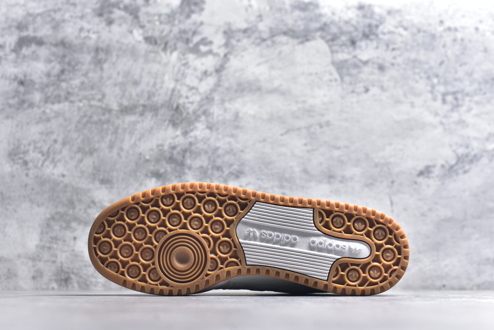 图片[6]-#C版纯原 AD Forum 84 Low OG 低帮百搭潮流休闲运动板鞋 ID0989 以复古篮球鞋的外形为基础 采用皮革拼接 简约百搭 更加贴合舒适 中底内侧网格造型起到点睛之笔 外底橡胶 更显复古 尺码：36 36.5 37.5 38 38.5 39 40 40.5 41 42 42.5 43 44 44.5 45-选品中心