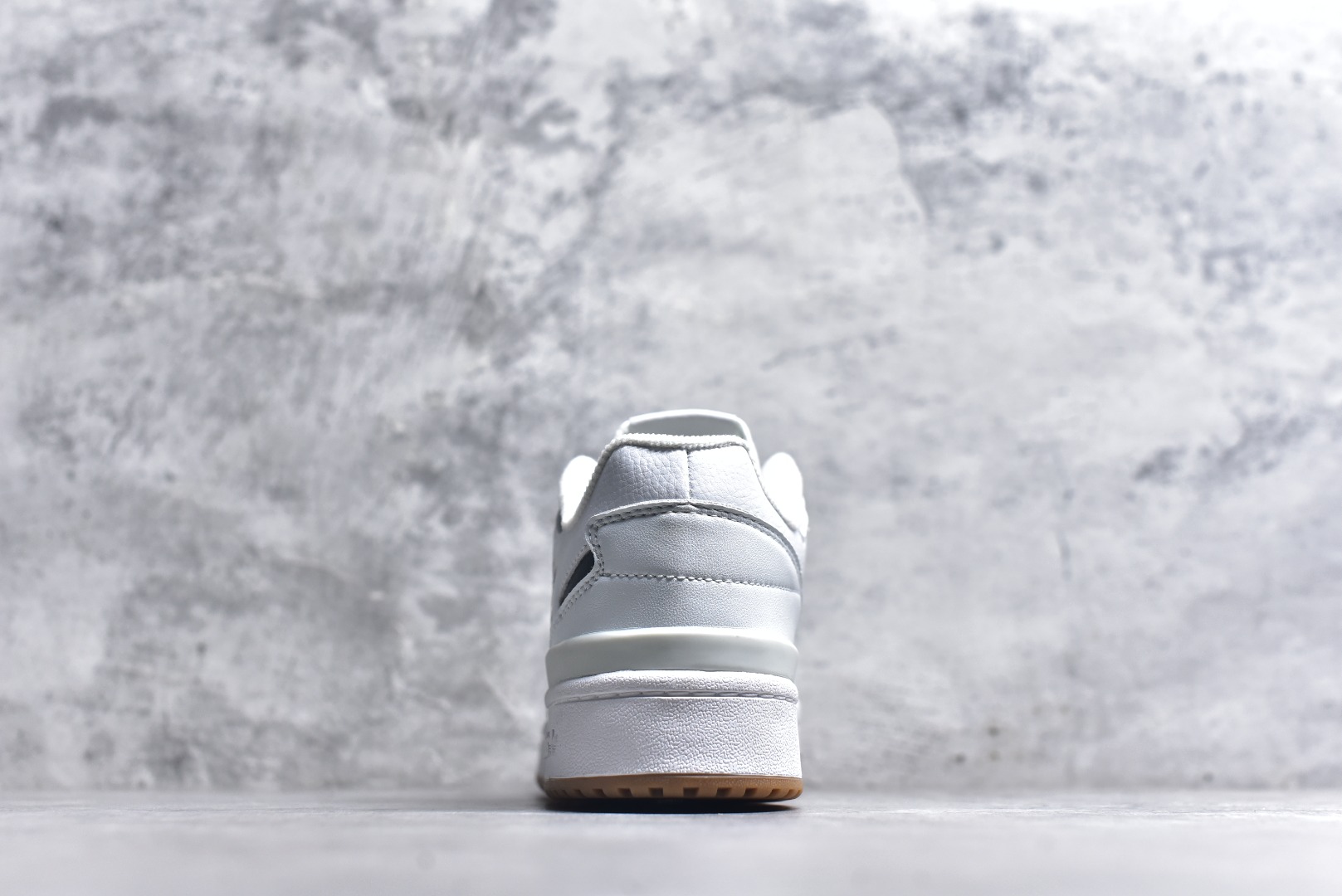 图片[5]-#C版纯原 AD Forum 84 Low OG 低帮百搭潮流休闲运动板鞋 ID0989 以复古篮球鞋的外形为基础 采用皮革拼接 简约百搭 更加贴合舒适 中底内侧网格造型起到点睛之笔 外底橡胶 更显复古 尺码：36 36.5 37.5 38 38.5 39 40 40.5 41 42 42.5 43 44 44.5 45-选品中心