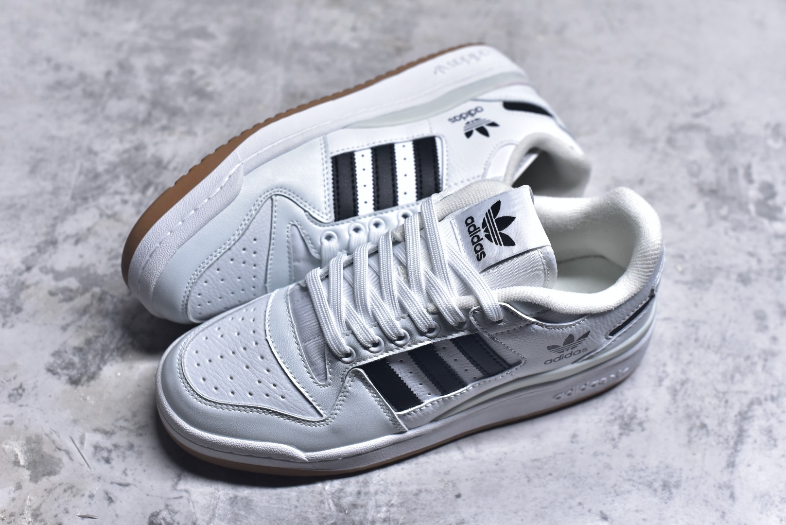 图片[7]-#C版纯原 AD Forum 84 Low OG 低帮百搭潮流休闲运动板鞋 ID0989 以复古篮球鞋的外形为基础 采用皮革拼接 简约百搭 更加贴合舒适 中底内侧网格造型起到点睛之笔 外底橡胶 更显复古 尺码：36 36.5 37.5 38 38.5 39 40 40.5 41 42 42.5 43 44 44.5 45-选品中心