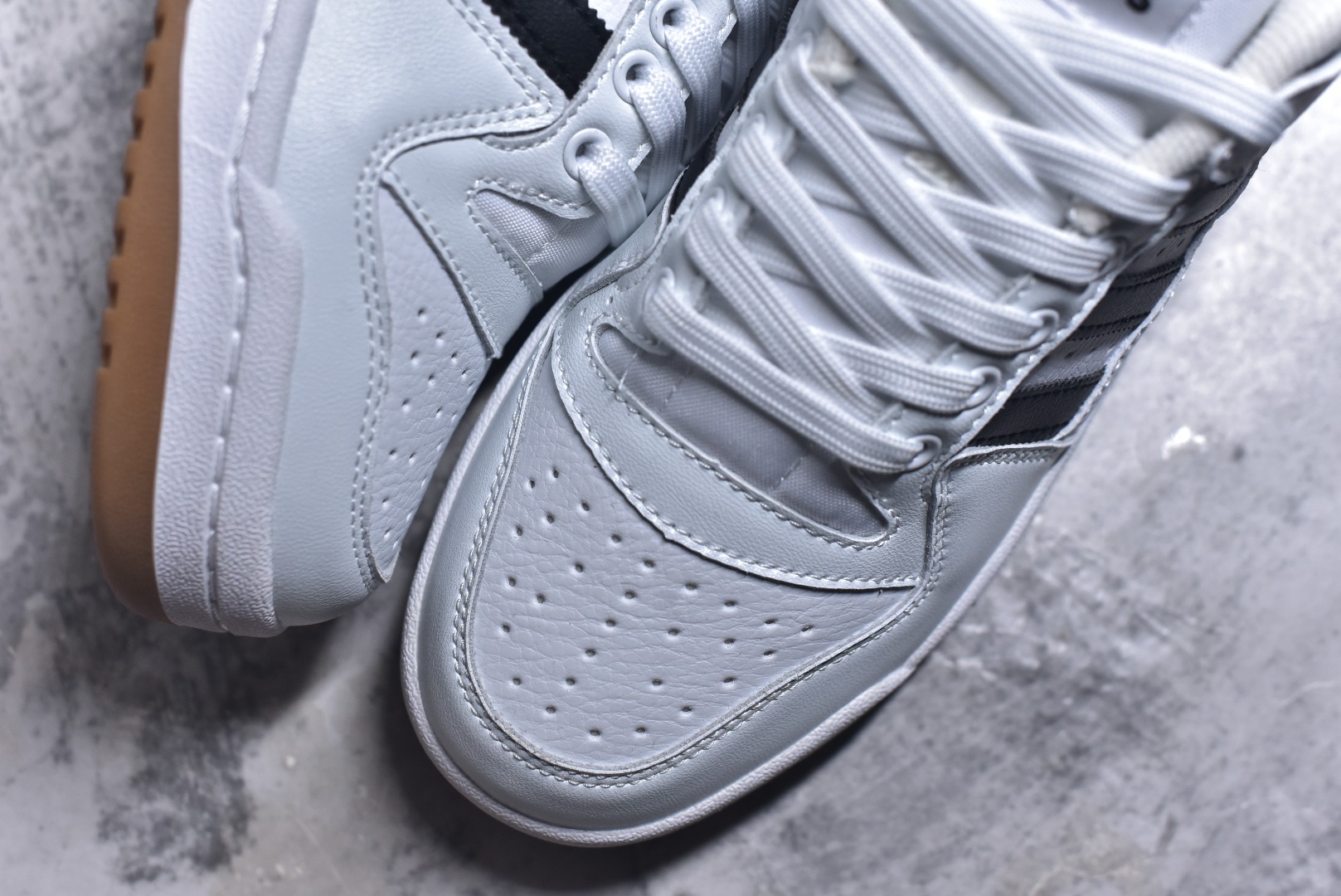 图片[8]-#C版纯原 AD Forum 84 Low OG 低帮百搭潮流休闲运动板鞋 ID0989 以复古篮球鞋的外形为基础 采用皮革拼接 简约百搭 更加贴合舒适 中底内侧网格造型起到点睛之笔 外底橡胶 更显复古 尺码：36 36.5 37.5 38 38.5 39 40 40.5 41 42 42.5 43 44 44.5 45-选品中心