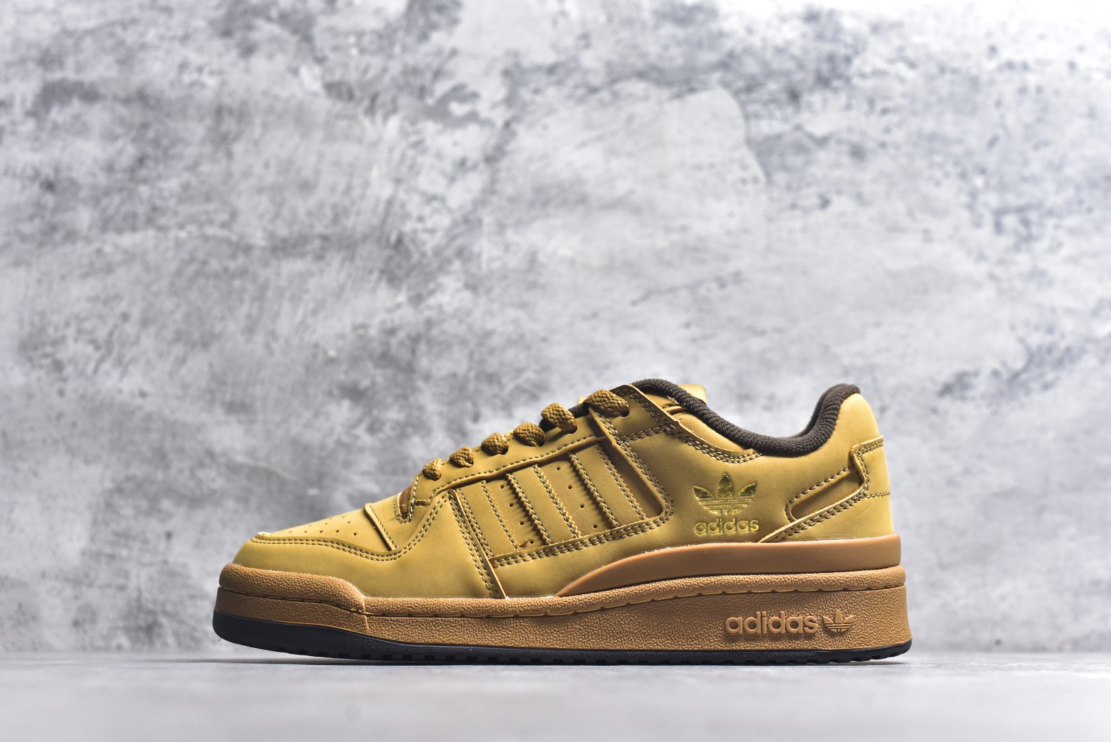 #C版纯原 AD Forum 84 Low OG 低帮百搭潮流休闲运动板鞋 ID0989 以复古篮球鞋的外形为基础 采用皮革拼接 简约百搭 更加贴合舒适 中底内侧网格造型起到点睛之笔 外底橡胶 更显复古 尺码：36 36.5 37.5 38 38.5 39 40 40.5 41 42 42.5 43 44 44.5 45-选品中心