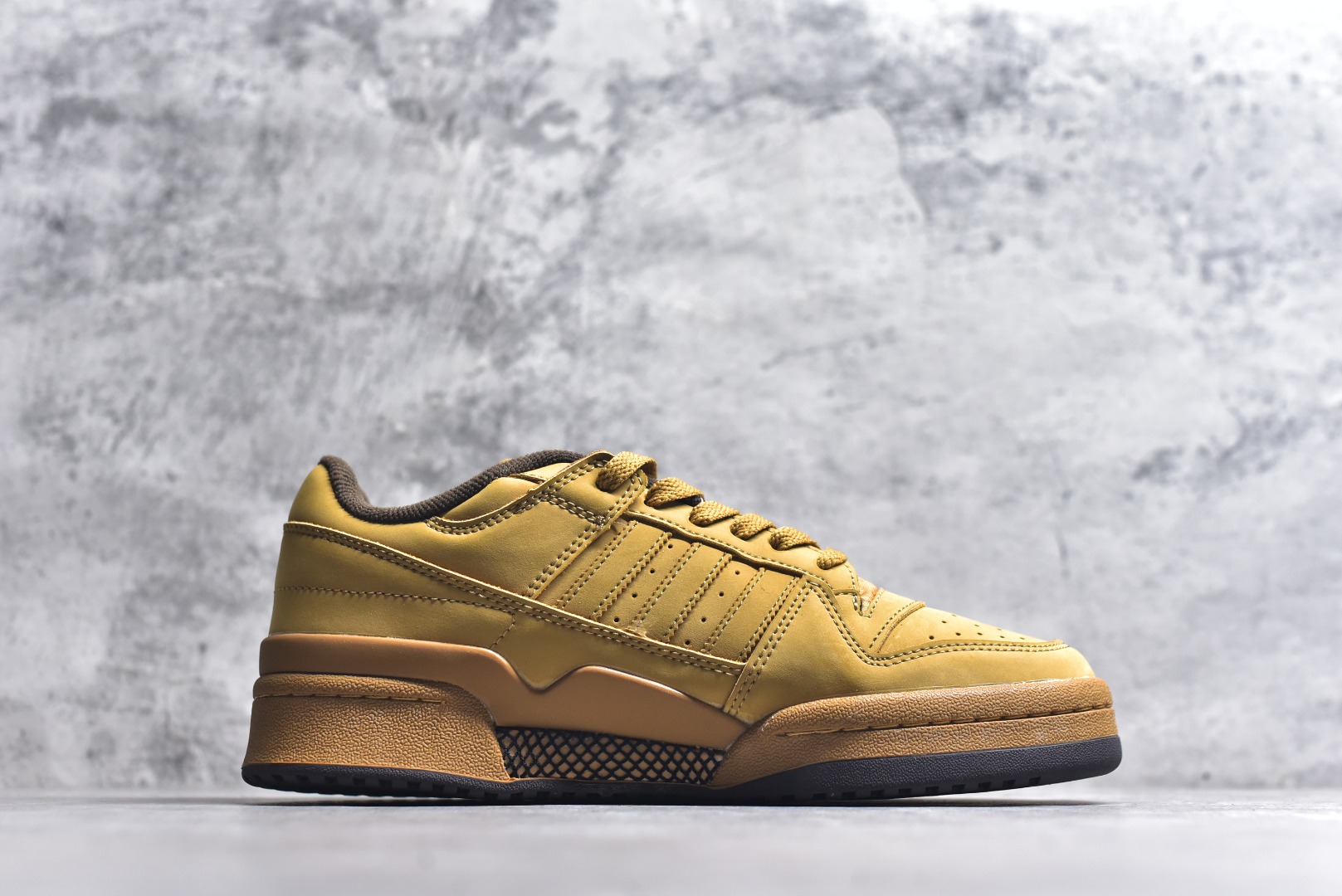 图片[3]-#C版纯原 AD Forum 84 Low OG 低帮百搭潮流休闲运动板鞋 ID0989 以复古篮球鞋的外形为基础 采用皮革拼接 简约百搭 更加贴合舒适 中底内侧网格造型起到点睛之笔 外底橡胶 更显复古 尺码：36 36.5 37.5 38 38.5 39 40 40.5 41 42 42.5 43 44 44.5 45-选品中心