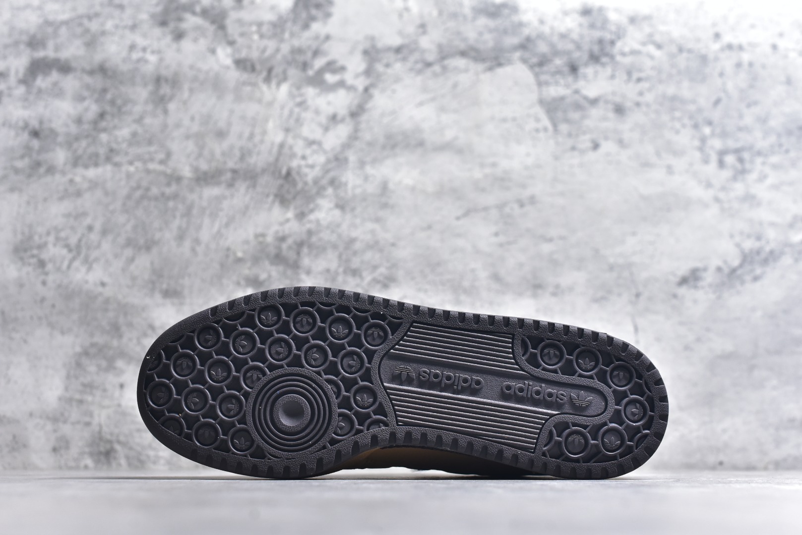 图片[6]-#C版纯原 AD Forum 84 Low OG 低帮百搭潮流休闲运动板鞋 ID0989 以复古篮球鞋的外形为基础 采用皮革拼接 简约百搭 更加贴合舒适 中底内侧网格造型起到点睛之笔 外底橡胶 更显复古 尺码：36 36.5 37.5 38 38.5 39 40 40.5 41 42 42.5 43 44 44.5 45-选品中心