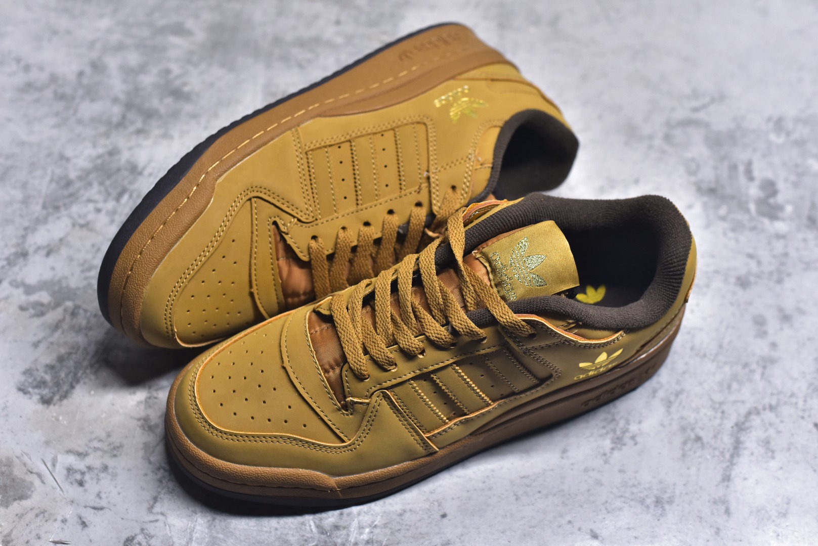 图片[7]-#C版纯原 AD Forum 84 Low OG 低帮百搭潮流休闲运动板鞋 ID0989 以复古篮球鞋的外形为基础 采用皮革拼接 简约百搭 更加贴合舒适 中底内侧网格造型起到点睛之笔 外底橡胶 更显复古 尺码：36 36.5 37.5 38 38.5 39 40 40.5 41 42 42.5 43 44 44.5 45-选品中心