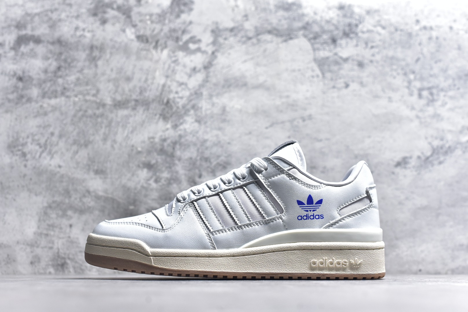 #C版纯原 AD Forum 84 Low OG 低帮百搭潮流休闲运动板鞋 ID0989 以复古篮球鞋的外形为基础 采用皮革拼接 简约百搭 更加贴合舒适 中底内侧网格造型起到点睛之笔 外底橡胶 更显复古 尺码：36 36.5 37.5 38 38.5 39 40 40.5 41 42 42.5 43 44 44.5 45-选品中心