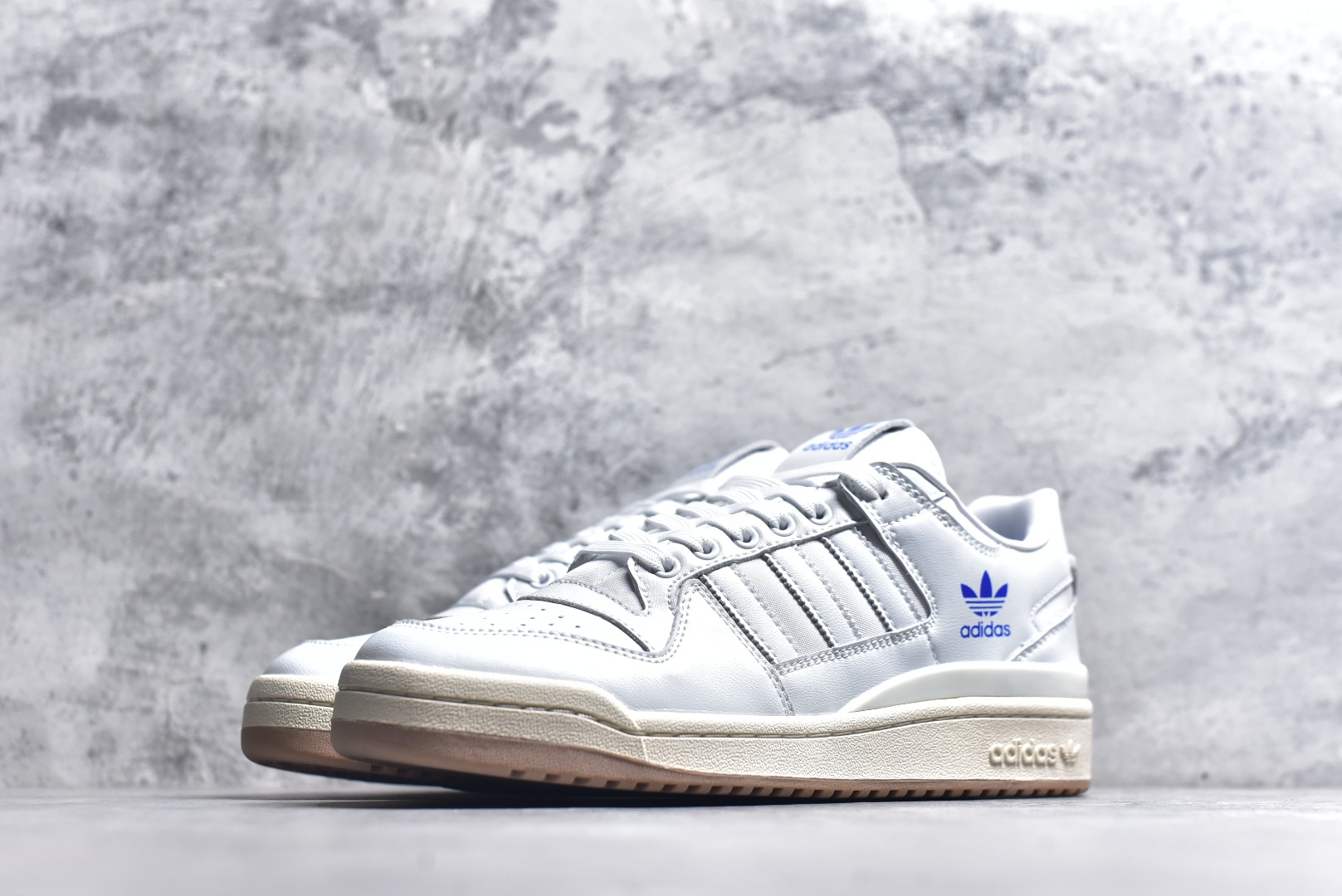 图片[2]-#C版纯原 AD Forum 84 Low OG 低帮百搭潮流休闲运动板鞋 ID0989 以复古篮球鞋的外形为基础 采用皮革拼接 简约百搭 更加贴合舒适 中底内侧网格造型起到点睛之笔 外底橡胶 更显复古 尺码：36 36.5 37.5 38 38.5 39 40 40.5 41 42 42.5 43 44 44.5 45-选品中心