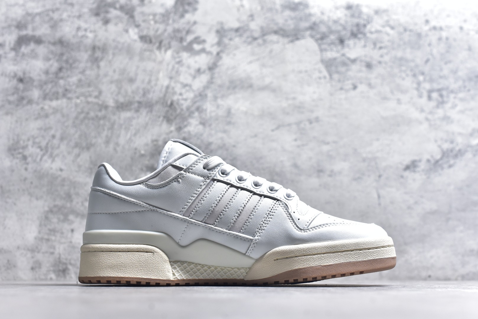 图片[3]-#C版纯原 AD Forum 84 Low OG 低帮百搭潮流休闲运动板鞋 ID0989 以复古篮球鞋的外形为基础 采用皮革拼接 简约百搭 更加贴合舒适 中底内侧网格造型起到点睛之笔 外底橡胶 更显复古 尺码：36 36.5 37.5 38 38.5 39 40 40.5 41 42 42.5 43 44 44.5 45-选品中心