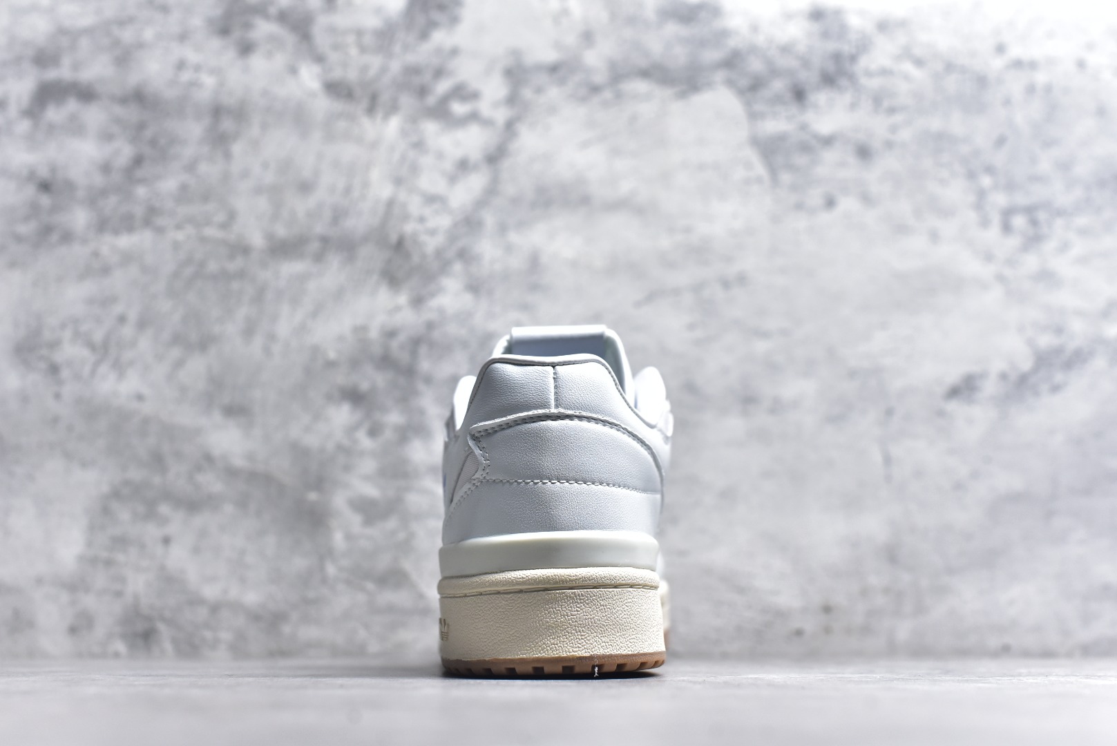 图片[5]-#C版纯原 AD Forum 84 Low OG 低帮百搭潮流休闲运动板鞋 ID0989 以复古篮球鞋的外形为基础 采用皮革拼接 简约百搭 更加贴合舒适 中底内侧网格造型起到点睛之笔 外底橡胶 更显复古 尺码：36 36.5 37.5 38 38.5 39 40 40.5 41 42 42.5 43 44 44.5 45-选品中心