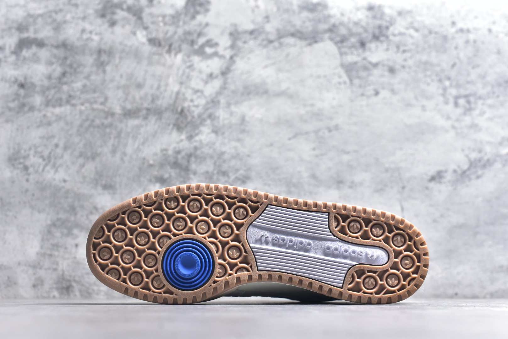 图片[6]-#C版纯原 AD Forum 84 Low OG 低帮百搭潮流休闲运动板鞋 ID0989 以复古篮球鞋的外形为基础 采用皮革拼接 简约百搭 更加贴合舒适 中底内侧网格造型起到点睛之笔 外底橡胶 更显复古 尺码：36 36.5 37.5 38 38.5 39 40 40.5 41 42 42.5 43 44 44.5 45-选品中心