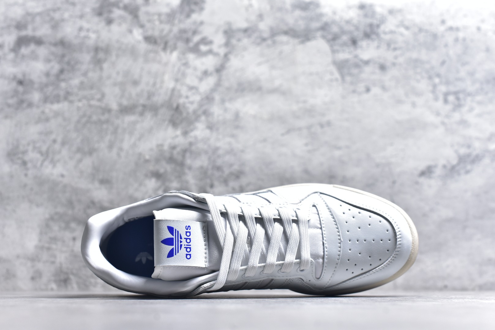 图片[4]-#C版纯原 AD Forum 84 Low OG 低帮百搭潮流休闲运动板鞋 ID0989 以复古篮球鞋的外形为基础 采用皮革拼接 简约百搭 更加贴合舒适 中底内侧网格造型起到点睛之笔 外底橡胶 更显复古 尺码：36 36.5 37.5 38 38.5 39 40 40.5 41 42 42.5 43 44 44.5 45-选品中心