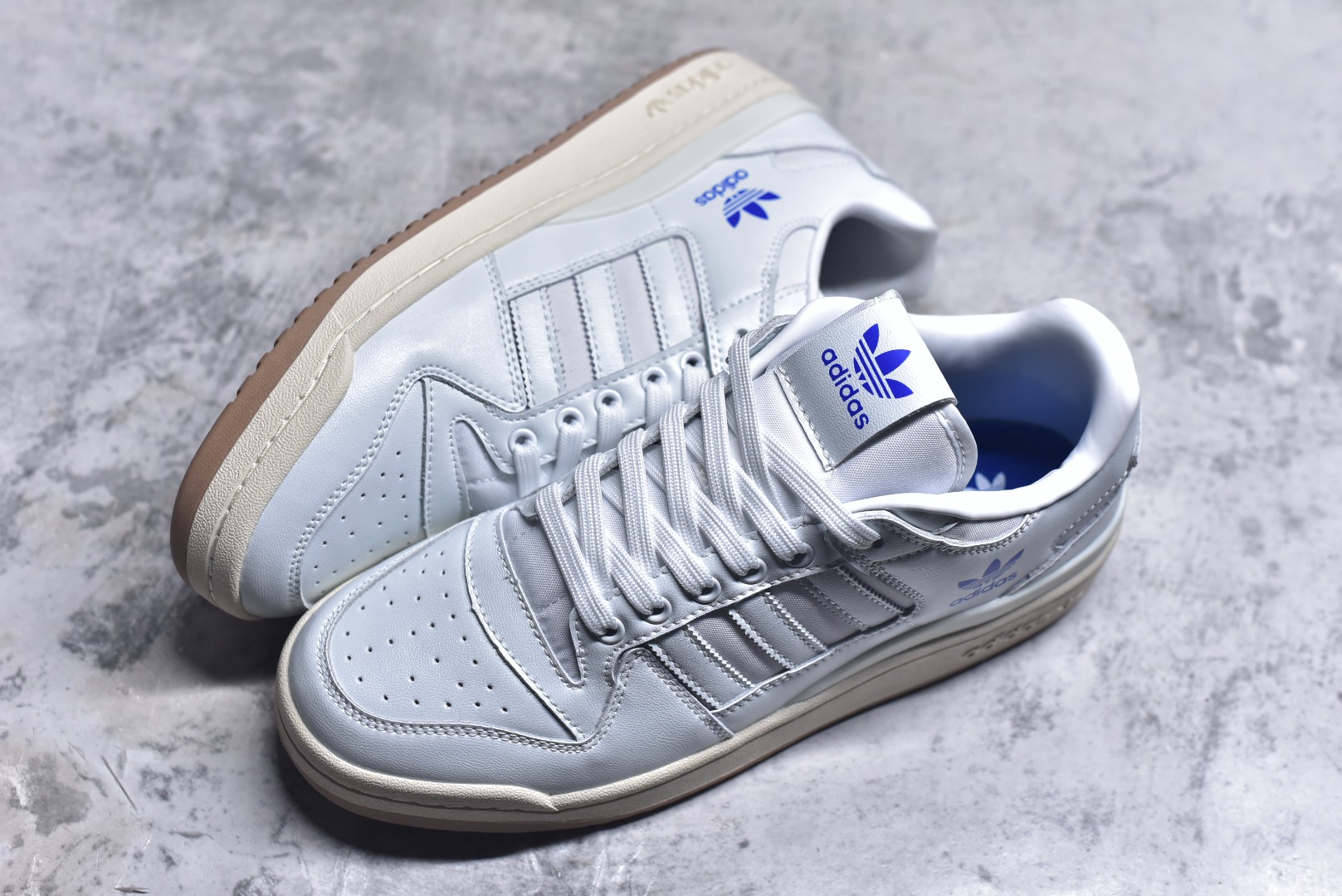 图片[7]-#C版纯原 AD Forum 84 Low OG 低帮百搭潮流休闲运动板鞋 ID0989 以复古篮球鞋的外形为基础 采用皮革拼接 简约百搭 更加贴合舒适 中底内侧网格造型起到点睛之笔 外底橡胶 更显复古 尺码：36 36.5 37.5 38 38.5 39 40 40.5 41 42 42.5 43 44 44.5 45-选品中心