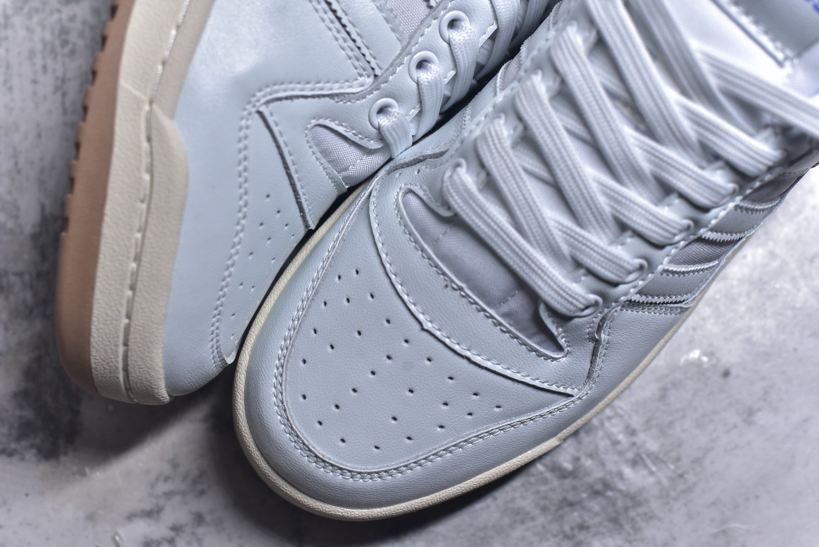 图片[8]-#C版纯原 AD Forum 84 Low OG 低帮百搭潮流休闲运动板鞋 ID0989 以复古篮球鞋的外形为基础 采用皮革拼接 简约百搭 更加贴合舒适 中底内侧网格造型起到点睛之笔 外底橡胶 更显复古 尺码：36 36.5 37.5 38 38.5 39 40 40.5 41 42 42.5 43 44 44.5 45-选品中心