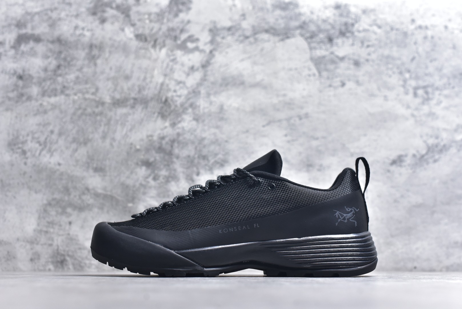 #Arcteryx始祖鸟 Konseal FL 2M 轻量 网布防滑轻便耐磨 低帮户外运动跑步鞋 外观看似朴实 却散发着一股高贵气息 虽然是标榜越野鞋 但其实越野跑与登山乃一体两面的运动 皆在相同的山林场域之中进行 包含轻量化鞋身 MegaGrip大底 OrthoLite 3D鞋垫 EVA弹性混合中底等等 以及这次所使用的最新防水透气科技 抓地力优良的VibramMegaGrip 鞋带收纳设计 避免鞋带勾到绊倒 全脚掌舒适稳定 EVA弹性混合中底 OrthoLite 3D鞋垫 前脚掌TPU支撑片 尺码：39 40 41 42 43 44 45-选品中心