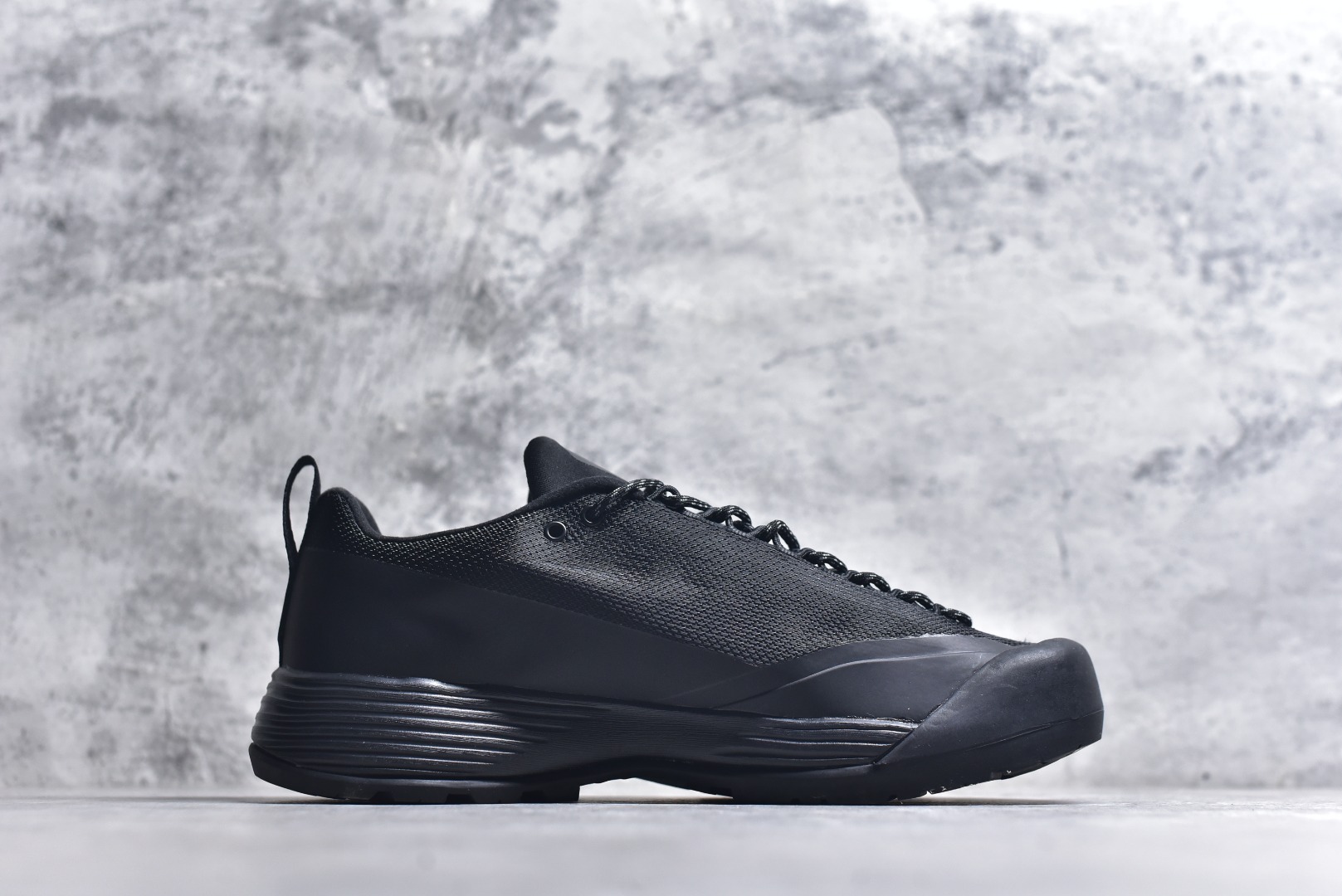 图片[3]-#Arcteryx始祖鸟 Konseal FL 2M 轻量 网布防滑轻便耐磨 低帮户外运动跑步鞋 外观看似朴实 却散发着一股高贵气息 虽然是标榜越野鞋 但其实越野跑与登山乃一体两面的运动 皆在相同的山林场域之中进行 包含轻量化鞋身 MegaGrip大底 OrthoLite 3D鞋垫 EVA弹性混合中底等等 以及这次所使用的最新防水透气科技 抓地力优良的VibramMegaGrip 鞋带收纳设计 避免鞋带勾到绊倒 全脚掌舒适稳定 EVA弹性混合中底 OrthoLite 3D鞋垫 前脚掌TPU支撑片 尺码：39 40 41 42 43 44 45-选品中心